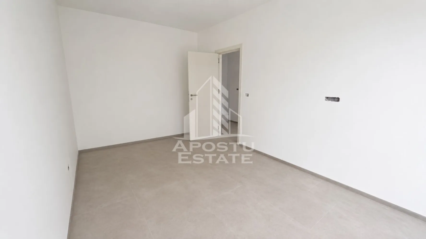 Apartament cu 2 camere de vanzare in zona Buziasului, Timisoara - Agentia imobiliara Apostu Estate va propune spre vanzare un apartament modern cu 2 camere, situat intr-un bloc nou, finalizat in 2026, intr-un cartier de case foarte aproape de calea Buziasului Timisoara, Timis.
Loc de parcare propriu.
Extras de carte funciara Timisoara.
Predare la cheie. 
Drum asfaltat. 
Decomandat si cu bucataria inchisa pentru mai mult confort.

Suprafata utila: 43 mp
Balcon: 7 mp
Etaj 2 din 3 etaje. 
Compartimentare:
- hol acces catre toate incaperile
- living cu iesire catre balcon
- baie cu geam pentru aerisire (se preda la cheie cu vas wc, lavoar si masca si paravan walk in)
- bucatarie inchisa
- dormitor cu loc de dressing dupa usa

Caracteristici principale: 
 • finisaje premium
 • centrala proprie cu incalzire in pardoseala si aer conditionat
 • spatii vitrate generoase, lumina naturala
 • bloc nou, realizat la standarde moderne de constructie

Apartamentul este ideal atat pentru locuire, cat si pentru investitie datorita zonei in plina dezvoltare langa Hornbach Buziasului.

TVA inclus. Pretul este negociabil.
Poti fi chiar tu noul proprietar, oferim GRATUIT consultanta pentru obtinerea celui mai avantajos credit imobiliar, ca sa te poti bucura de noua ta casa fara griji suplimentare. 

Pentru mai multe detalii sau pentru programarea unei vizionari, nu ezitati sa ne contactati.