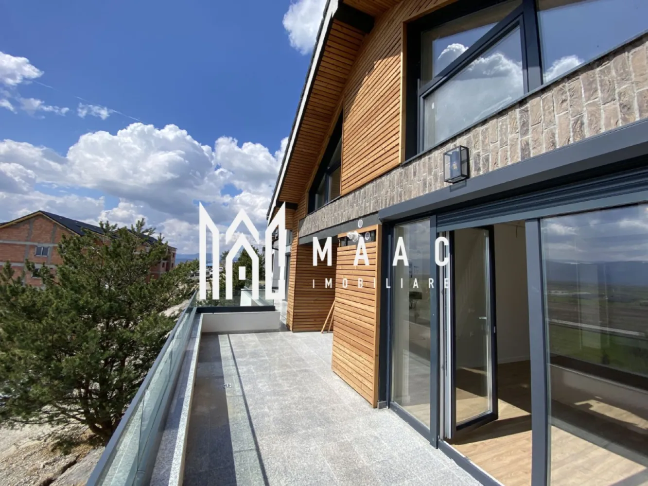 Penthouse premium | 100 mp | Compartimentare practică | Zonă rezidențială - MAAC Imobiliare vă propune spre vânzare un penthouse cu terasă, situat într-un ansamblu rezidențial modern din Sibiu, proiectat pentru cei care își doresc spații generoase, confort și un stil de viață echilibrat.

Cu o suprafață utilă de 133,5 mp, orientare sudică și o terasă de 12,84 mp cu vedere deschisă către munți, această proprietate oferă un spațiu ideal atât pentru locuire, cât și pentru investiție.

Detalii proprietate
Suprafață utilă: 133,5 mp
Terasă: 12,84 mp
Etaj 2 într-un imobil cu regim redus de înălțime
Living cu înălțime de 5,6 m
3 băi
Orientare sudică
Loc de parcare inclus
Compartimentare
Living generos cu zonă de relaxare
Bucătărie open-space
Dormitoare spațioase
3 băi
Hol
Terasă cu vedere panoramică
Dotări și finisaje
Încălzire în pardoseală pe toată suprafața
Jaluzele electrice exterioare
Izolație cu vată bazaltică pentru eficiență energetică ridicată
Balustrade din sticlă securizată
Sistem de drenaj al apelor pluviale
Casa scării placată cu granit
Acces securizat în imobil
Finisaje moderne în spațiile comune
Beneficiile ansamblului rezidențial
Aproximativ 45% din suprafață amenajată cu spații verzi
Cartier cu densitate redusă a construcțiilor
Fațade realizate din larice siberian și piatră naturală
Locuri de joacă și zone de relaxare
Patru căi de acces pentru o circulație rapidă
Priveliști deschise și un ambient liniștit
Avantaje locație
Acces rapid către Zona Industrială Vest
Legătură facilă cu centrul orașului
Aproape de centre comerciale, supermarketuri și servicii
Zonă rezidențială liniștită, ideală pentru locuire permanentă
Variante de predare

Apartamentul poate fi predat în funcție de preferințele cumpărătorului:

La alb – pregătit pentru personalizarea finisajelor
La cheie – complet finisat și pregătit pentru mutare
Complet mobilat și utilat – ideal pentru mutare imediată sau investiție în închiriere
De ce să alegi această proprietate?
Suprafață generoasă de 133,5 mp
Terasă cu vedere spre munți
Living cu înălțime impresionantă de 5,6 m
Compartimentare practică și luminoasă
Eficiență energetică ridicată
Loc de parcare inclus
Potrivită atât pentru locuință proprie, cât și pentru investiție

Pentru mai multe detalii precizati telefonic ca ati vazut anuntul cu ID: CP2956274