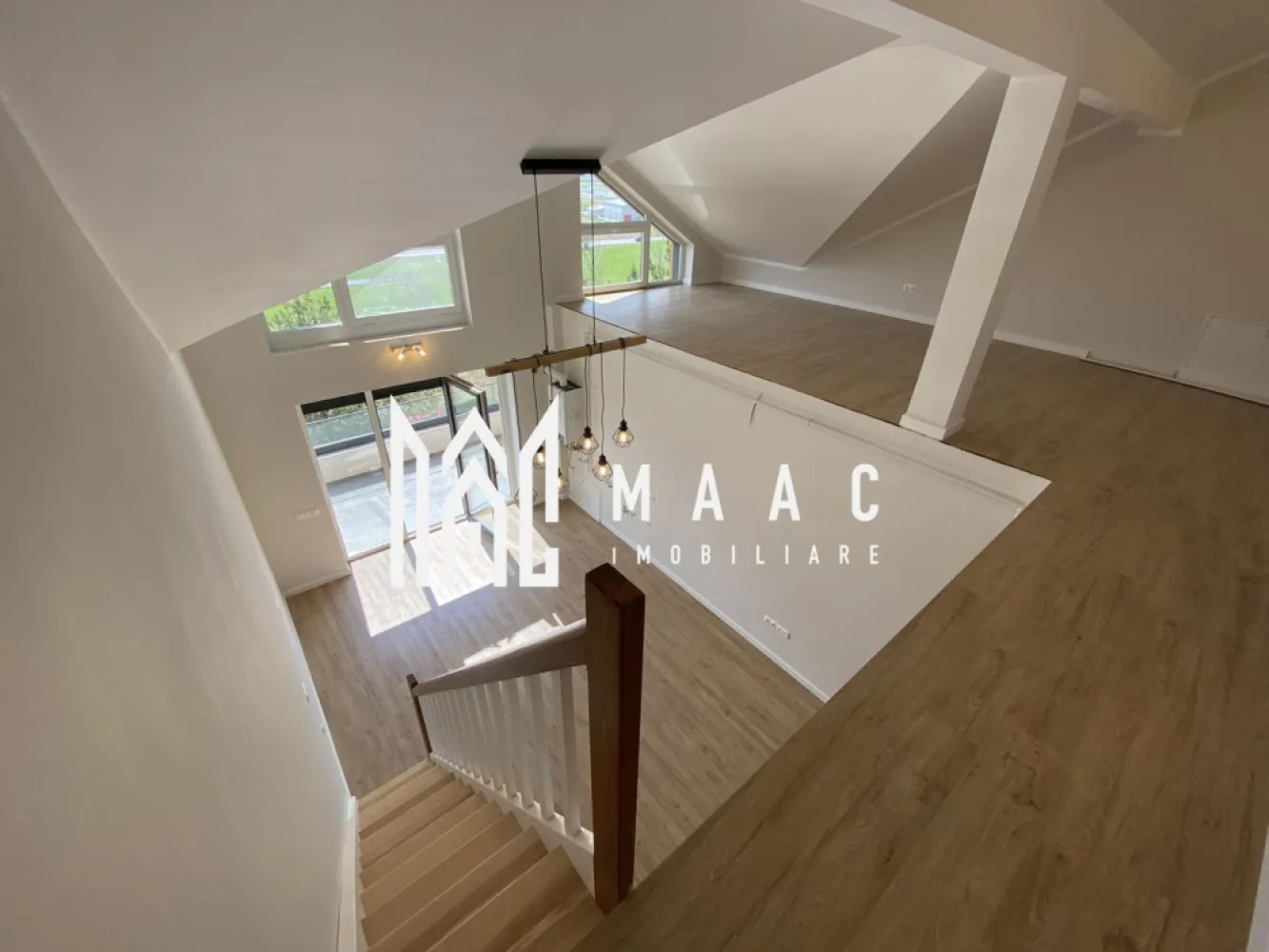 Penthouse premium | 100 mp | Compartimentare practică | Zonă rezidențială - MAAC Imobiliare vă propune spre vânzare un penthouse cu terasă, situat într-un ansamblu rezidențial modern din Sibiu, proiectat pentru cei care își doresc spații generoase, confort și un stil de viață echilibrat.

Cu o suprafață utilă de 133,5 mp, orientare sudică și o terasă de 12,84 mp cu vedere deschisă către munți, această proprietate oferă un spațiu ideal atât pentru locuire, cât și pentru investiție.

Detalii proprietate
Suprafață utilă: 133,5 mp
Terasă: 12,84 mp
Etaj 2 într-un imobil cu regim redus de înălțime
Living cu înălțime de 5,6 m
3 băi
Orientare sudică
Loc de parcare inclus
Compartimentare
Living generos cu zonă de relaxare
Bucătărie open-space
Dormitoare spațioase
3 băi
Hol
Terasă cu vedere panoramică
Dotări și finisaje
Încălzire în pardoseală pe toată suprafața
Jaluzele electrice exterioare
Izolație cu vată bazaltică pentru eficiență energetică ridicată
Balustrade din sticlă securizată
Sistem de drenaj al apelor pluviale
Casa scării placată cu granit
Acces securizat în imobil
Finisaje moderne în spațiile comune
Beneficiile ansamblului rezidențial
Aproximativ 45% din suprafață amenajată cu spații verzi
Cartier cu densitate redusă a construcțiilor
Fațade realizate din larice siberian și piatră naturală
Locuri de joacă și zone de relaxare
Patru căi de acces pentru o circulație rapidă
Priveliști deschise și un ambient liniștit
Avantaje locație
Acces rapid către Zona Industrială Vest
Legătură facilă cu centrul orașului
Aproape de centre comerciale, supermarketuri și servicii
Zonă rezidențială liniștită, ideală pentru locuire permanentă
Variante de predare

Apartamentul poate fi predat în funcție de preferințele cumpărătorului:

La alb – pregătit pentru personalizarea finisajelor
La cheie – complet finisat și pregătit pentru mutare
Complet mobilat și utilat – ideal pentru mutare imediată sau investiție în închiriere
De ce să alegi această proprietate?
Suprafață generoasă de 133,5 mp
Terasă cu vedere spre munți
Living cu înălțime impresionantă de 5,6 m
Compartimentare practică și luminoasă
Eficiență energetică ridicată
Loc de parcare inclus
Potrivită atât pentru locuință proprie, cât și pentru investiție

Pentru mai multe detalii precizati telefonic ca ati vazut anuntul cu ID: CP2956274