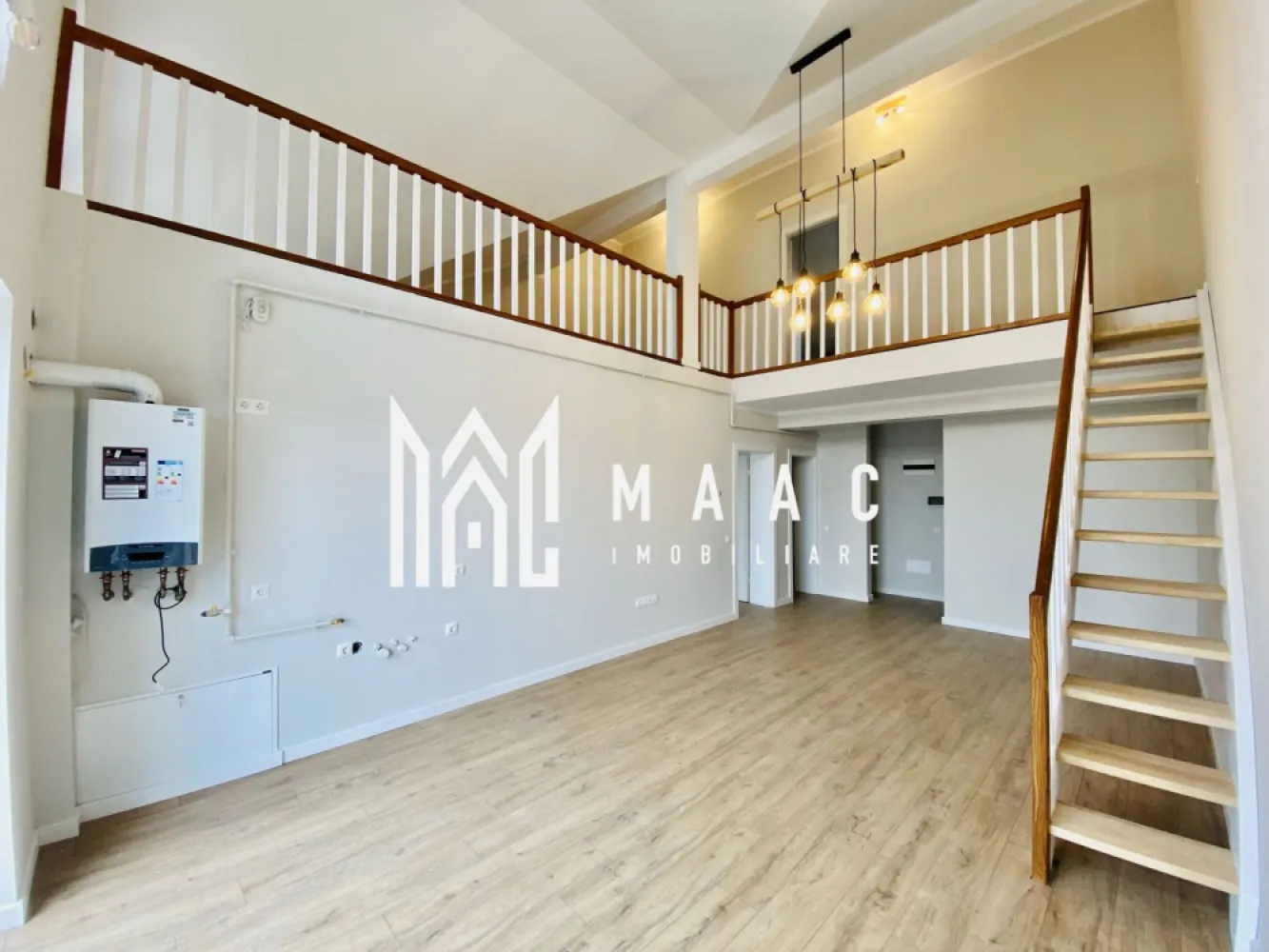 Penthouse premium | 100 mp | Compartimentare practică | Zonă rezidențială - MAAC Imobiliare vă propune spre vânzare un penthouse cu terasă, situat într-un ansamblu rezidențial modern din Sibiu, proiectat pentru cei care își doresc spații generoase, confort și un stil de viață echilibrat.

Cu o suprafață utilă de 133,5 mp, orientare sudică și o terasă de 12,84 mp cu vedere deschisă către munți, această proprietate oferă un spațiu ideal atât pentru locuire, cât și pentru investiție.

Detalii proprietate
Suprafață utilă: 133,5 mp
Terasă: 12,84 mp
Etaj 2 într-un imobil cu regim redus de înălțime
Living cu înălțime de 5,6 m
3 băi
Orientare sudică
Loc de parcare inclus
Compartimentare
Living generos cu zonă de relaxare
Bucătărie open-space
Dormitoare spațioase
3 băi
Hol
Terasă cu vedere panoramică
Dotări și finisaje
Încălzire în pardoseală pe toată suprafața
Jaluzele electrice exterioare
Izolație cu vată bazaltică pentru eficiență energetică ridicată
Balustrade din sticlă securizată
Sistem de drenaj al apelor pluviale
Casa scării placată cu granit
Acces securizat în imobil
Finisaje moderne în spațiile comune
Beneficiile ansamblului rezidențial
Aproximativ 45% din suprafață amenajată cu spații verzi
Cartier cu densitate redusă a construcțiilor
Fațade realizate din larice siberian și piatră naturală
Locuri de joacă și zone de relaxare
Patru căi de acces pentru o circulație rapidă
Priveliști deschise și un ambient liniștit
Avantaje locație
Acces rapid către Zona Industrială Vest
Legătură facilă cu centrul orașului
Aproape de centre comerciale, supermarketuri și servicii
Zonă rezidențială liniștită, ideală pentru locuire permanentă
Variante de predare

Apartamentul poate fi predat în funcție de preferințele cumpărătorului:

La alb – pregătit pentru personalizarea finisajelor
La cheie – complet finisat și pregătit pentru mutare
Complet mobilat și utilat – ideal pentru mutare imediată sau investiție în închiriere
De ce să alegi această proprietate?
Suprafață generoasă de 133,5 mp
Terasă cu vedere spre munți
Living cu înălțime impresionantă de 5,6 m
Compartimentare practică și luminoasă
Eficiență energetică ridicată
Loc de parcare inclus
Potrivită atât pentru locuință proprie, cât și pentru investiție

Pentru mai multe detalii precizati telefonic ca ati vazut anuntul cu ID: CP2956274