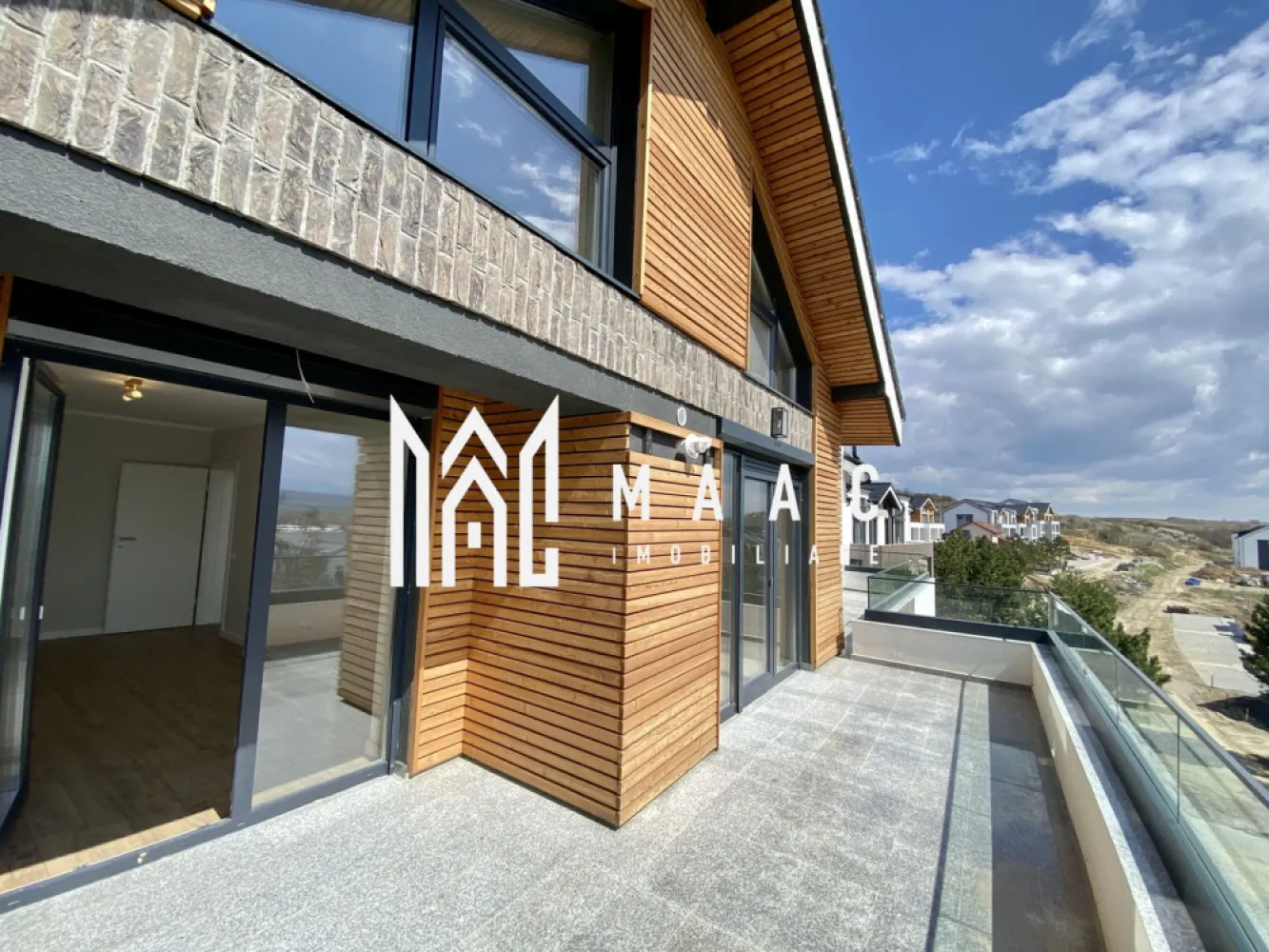 Penthouse premium | 100 mp | Compartimentare practică | Zonă rezidențială - MAAC Imobiliare vă propune spre vânzare un penthouse cu terasă, situat într-un ansamblu rezidențial modern din Sibiu, proiectat pentru cei care își doresc spații generoase, confort și un stil de viață echilibrat.

Cu o suprafață utilă de 133,5 mp, orientare sudică și o terasă de 12,84 mp cu vedere deschisă către munți, această proprietate oferă un spațiu ideal atât pentru locuire, cât și pentru investiție.

Detalii proprietate
Suprafață utilă: 133,5 mp
Terasă: 12,84 mp
Etaj 2 într-un imobil cu regim redus de înălțime
Living cu înălțime de 5,6 m
3 băi
Orientare sudică
Loc de parcare inclus
Compartimentare
Living generos cu zonă de relaxare
Bucătărie open-space
Dormitoare spațioase
3 băi
Hol
Terasă cu vedere panoramică
Dotări și finisaje
Încălzire în pardoseală pe toată suprafața
Jaluzele electrice exterioare
Izolație cu vată bazaltică pentru eficiență energetică ridicată
Balustrade din sticlă securizată
Sistem de drenaj al apelor pluviale
Casa scării placată cu granit
Acces securizat în imobil
Finisaje moderne în spațiile comune
Beneficiile ansamblului rezidențial
Aproximativ 45% din suprafață amenajată cu spații verzi
Cartier cu densitate redusă a construcțiilor
Fațade realizate din larice siberian și piatră naturală
Locuri de joacă și zone de relaxare
Patru căi de acces pentru o circulație rapidă
Priveliști deschise și un ambient liniștit
Avantaje locație
Acces rapid către Zona Industrială Vest
Legătură facilă cu centrul orașului
Aproape de centre comerciale, supermarketuri și servicii
Zonă rezidențială liniștită, ideală pentru locuire permanentă
Variante de predare

Apartamentul poate fi predat în funcție de preferințele cumpărătorului:

La alb – pregătit pentru personalizarea finisajelor
La cheie – complet finisat și pregătit pentru mutare
Complet mobilat și utilat – ideal pentru mutare imediată sau investiție în închiriere
De ce să alegi această proprietate?
Suprafață generoasă de 133,5 mp
Terasă cu vedere spre munți
Living cu înălțime impresionantă de 5,6 m
Compartimentare practică și luminoasă
Eficiență energetică ridicată
Loc de parcare inclus
Potrivită atât pentru locuință proprie, cât și pentru investiție

Pentru mai multe detalii precizati telefonic ca ati vazut anuntul cu ID: CP2956274