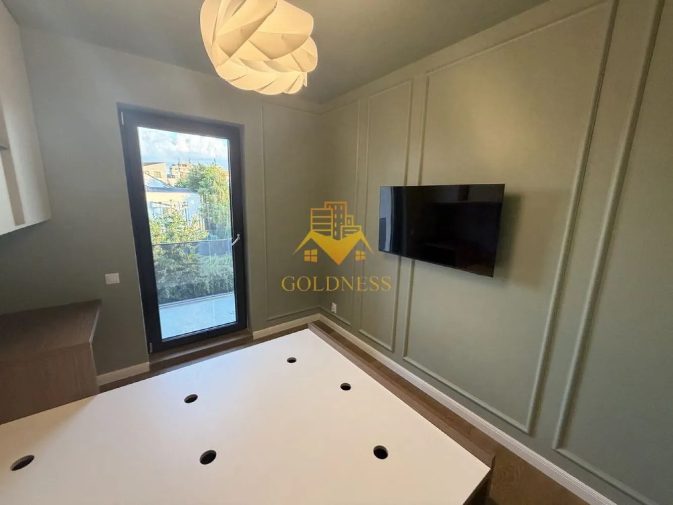 2 camere, Intre Lacuri, Iulius Mall, FSEGA, Parcare - GOLDNESS Imobiliare vă propune spre închiriere un apartament cu 2 camere complet mobilat și utilat, la etajul 2 într-un imobil de 5 etaje, în Cartierul Intre Lacuri.
Dispune de loc de parcare subteran.
Se află în apropierea stațiilor de transport în comun, magazine, restaurante, spații verzi, farmacii, etc. 

Apartamentul este compartimentat astfel:
 - dormitor cu pat matrimonial, dressing, noptiere
 - living cu canapea extensibilă 
 - bucătărie open space complet utilată și mobilată, loc de servit masa 
 - baie cu dus walkin, calorifer port prosop și dulap pentru depozitare.
 - terasa de 5mp.

Imobilul este dotat cu toate cele necesare- centrală proprie, frigider, aragaz, hotă, mașină de spălat haine și vase, AC etc. 

Dacă sunteți interesați de acest apartament și doriți să îl vizionați, dar și pentru alte oferte nu ezitați să ne contactați telefonic sau prin e-mail. Vă stăm la dispoziție!
Pentru intermediere se percepe un comision de 50% din prețul chiriei!