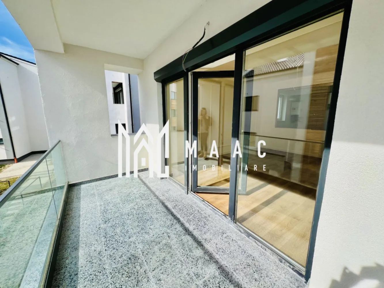 Apartament 2 camere de vânzare | 52,60 mp | Balcon generos | Parcare - MAAC Imobiliare vă propune spre vânzare un apartament cu 2 camere, situat în ansamblul rezidențial DaVinci Homes, un proiect modern conceput pentru confort, eficiență energetică și un stil de viață echilibrat.

Cu o suprafață utilă de 52,6 mp și o logie de 18,46 mp orientată spre sud, această proprietate oferă spații bine organizate și lumină naturală pe tot parcursul zilei. Este o alegere potrivită atât pentru locuință proprie, cât și pentru investiție.

Fotografiile prezentate sunt cu titlu informativ și ilustrează varianta finisată și mobilată. Apartamentul poate fi predat la alegerea cumpărătorului: la alb, la cheie sau complet mobilat și utilat.

Detalii proprietate
Suprafață utilă: 52,6 mp
Logie: 18,46 mp
Loc de parcare inclus
Orientare sudică
Compartimentare practică
Priveliște deschisă
Compartimentare
Hol de acces
Living
Bucătărie
Dormitor
Baie
Logie generoasă
Spații de depozitare
Dotări și beneficii
Încălzire în pardoseală
Izolație exterioară cu vată bazaltică
Balustrade din sticlă securizată
Casa scării placată cu granit
Terasă cu hidroizolație și sistem de drenaj
Loc de parcare inclus
Costuri reduse de întreținere datorită eficienței energetice
Beneficiile ansamblului rezidențial
Aproximativ 45% din suprafață amenajată ca spații verzi
Locuri de joacă pentru copii
Teren de fotbal
Cartier aerisit, cu regim redus de înălțime
Arhitectură modernă cu elemente din lemn și piatră naturală
Acces facil către principalele artere ale orașului
Avantaje locație
Aproximativ 4 minute până la Zona Industrială Vest și Metro
Aproximativ 15 minute până în Centrul Istoric al Sibiului
Acces rapid către magazine, centre comerciale, școli și alte servicii
Zonă rezidențială liniștită, ideală pentru locuire
Variante de predare

Apartamentul poate fi achiziționat în funcție de preferințele cumpărătorului:

La alb – pregătit pentru personalizarea finisajelor
La cheie – complet finisat și gata pentru mutare
Complet mobilat și utilat – ideal pentru mutare imediată sau investiție în închiriere
Pentru mai multe detalii, menționați telefonic ID: CP2956270