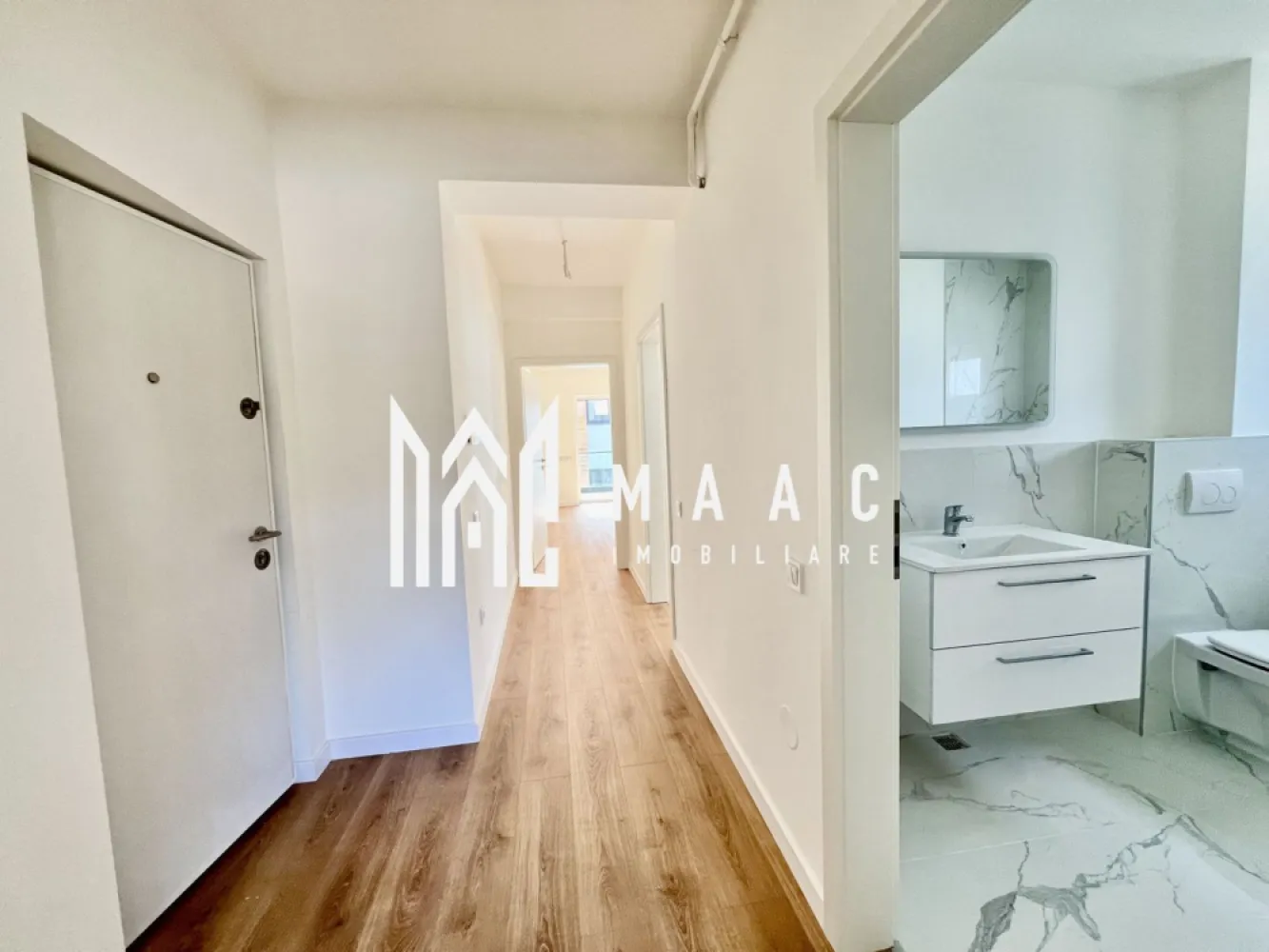 Apartament 2 camere de vânzare | 52,60 mp | Balcon generos | Parcare - MAAC Imobiliare vă propune spre vânzare un apartament cu 2 camere, situat în ansamblul rezidențial DaVinci Homes, un proiect modern conceput pentru confort, eficiență energetică și un stil de viață echilibrat.

Cu o suprafață utilă de 52,6 mp și o logie de 18,46 mp orientată spre sud, această proprietate oferă spații bine organizate și lumină naturală pe tot parcursul zilei. Este o alegere potrivită atât pentru locuință proprie, cât și pentru investiție.

Fotografiile prezentate sunt cu titlu informativ și ilustrează varianta finisată și mobilată. Apartamentul poate fi predat la alegerea cumpărătorului: la alb, la cheie sau complet mobilat și utilat.

Detalii proprietate
Suprafață utilă: 52,6 mp
Logie: 18,46 mp
Loc de parcare inclus
Orientare sudică
Compartimentare practică
Priveliște deschisă
Compartimentare
Hol de acces
Living
Bucătărie
Dormitor
Baie
Logie generoasă
Spații de depozitare
Dotări și beneficii
Încălzire în pardoseală
Izolație exterioară cu vată bazaltică
Balustrade din sticlă securizată
Casa scării placată cu granit
Terasă cu hidroizolație și sistem de drenaj
Loc de parcare inclus
Costuri reduse de întreținere datorită eficienței energetice
Beneficiile ansamblului rezidențial
Aproximativ 45% din suprafață amenajată ca spații verzi
Locuri de joacă pentru copii
Teren de fotbal
Cartier aerisit, cu regim redus de înălțime
Arhitectură modernă cu elemente din lemn și piatră naturală
Acces facil către principalele artere ale orașului
Avantaje locație
Aproximativ 4 minute până la Zona Industrială Vest și Metro
Aproximativ 15 minute până în Centrul Istoric al Sibiului
Acces rapid către magazine, centre comerciale, școli și alte servicii
Zonă rezidențială liniștită, ideală pentru locuire
Variante de predare

Apartamentul poate fi achiziționat în funcție de preferințele cumpărătorului:

La alb – pregătit pentru personalizarea finisajelor
La cheie – complet finisat și gata pentru mutare
Complet mobilat și utilat – ideal pentru mutare imediată sau investiție în închiriere
Pentru mai multe detalii, menționați telefonic ID: CP2956270