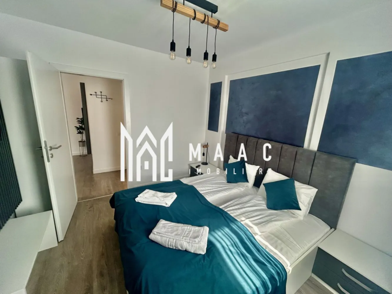 Apartament de lux 2 camere I Henri Coanda I Parcare I Vedere Panoramica - MAAC Imobiliare propune spre vânzare un apartament modern cu 2 camere, situat în cartierul rezidențial Henri Coandă din Sibiu, o zonă în plină dezvoltare, apreciată pentru liniște și accesibilitate.

Proprietatea este amenajată la standarde premium, fiind gândită pentru a oferi confort, funcționalitate și un stil de viață modern. Apartamentul dispune de încălzire în pardoseală pentru un confort termic optim în sezonul rece, precum și de aer condiționat, ideal pentru zilele călduroase de vară.

Locuința se vinde complet mobilată și utilată, fiind pregătită pentru mutare imediată sau pentru introducerea în circuitul de închiriere. Bucătăria este complet echipată, dotată cu plită electrică, frigider și electrocasnicele necesare utilizării zilnice. În plus, fiecare cameră este dotată cu televizor, iar mobilierul modern, de calitate superioară, completează designul elegant al apartamentului.

Această proprietate reprezintă o oportunitate excelentă de investiție, fiind ideală atât pentru regim hotelier, cât și pentru închiriere pe termen lung sau locuință personală.

Avantaje:
încălzire în pardoseală
aer condiționat
bucătărie complet utilată
televizoare în fiecare cameră
mobilier modern, de calitate superioară
doua locuri de paracer incluse

Bonus: Primele apartamente vândute vor beneficia de spațiu de depozitare la subsol, ideal pentru depozitarea obiectelor personale sau sezoniere.

Pentru mai multe informații și programări la vizionare, vă rugăm să menționați ID anunț: CP2956227