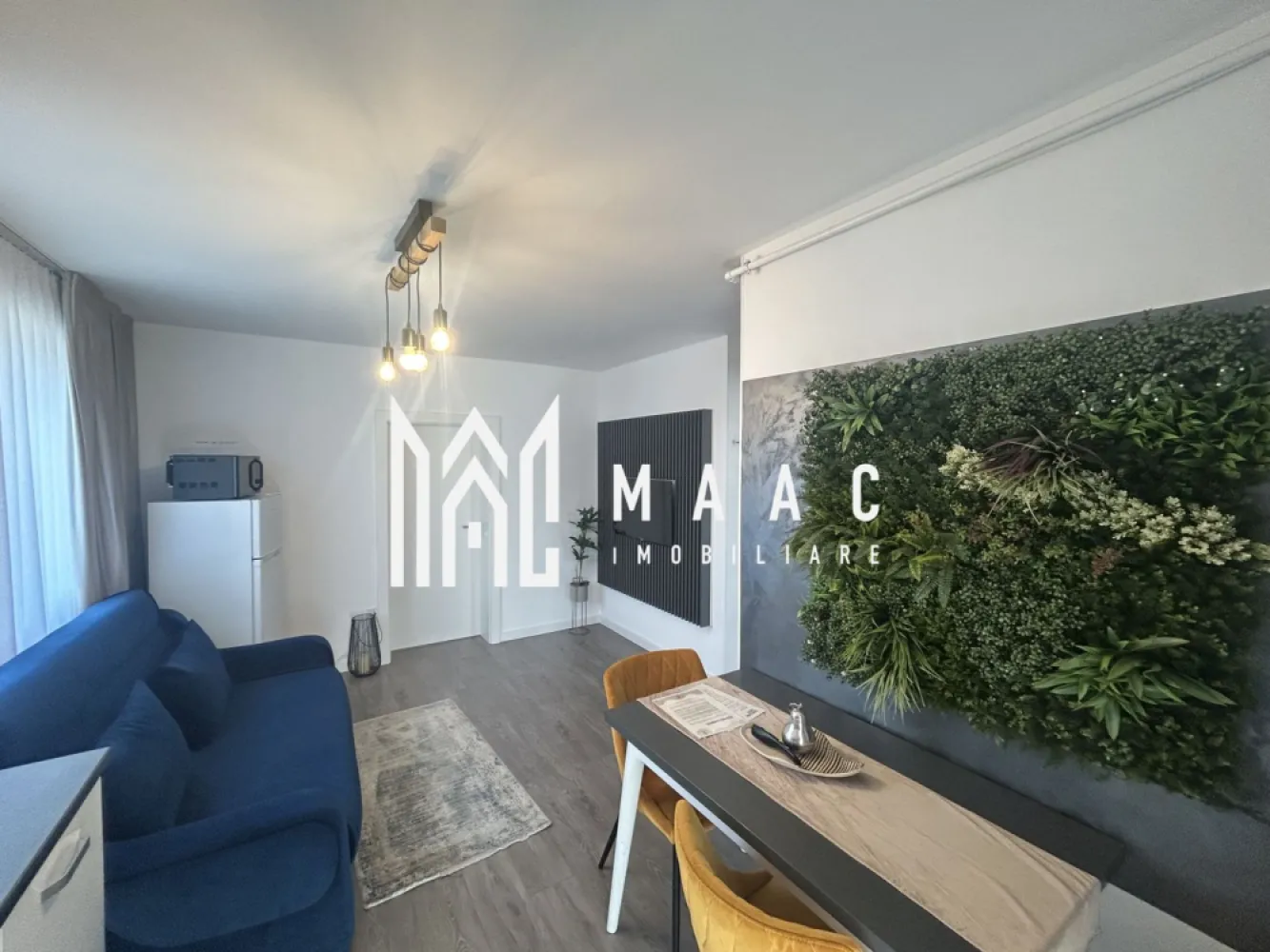 Apartament de lux 2 camere I Henri Coanda I Parcare I Vedere Panoramica - MAAC Imobiliare propune spre vânzare un apartament modern cu 2 camere, situat în cartierul rezidențial Henri Coandă din Sibiu, o zonă în plină dezvoltare, apreciată pentru liniște și accesibilitate.

Proprietatea este amenajată la standarde premium, fiind gândită pentru a oferi confort, funcționalitate și un stil de viață modern. Apartamentul dispune de încălzire în pardoseală pentru un confort termic optim în sezonul rece, precum și de aer condiționat, ideal pentru zilele călduroase de vară.

Locuința se vinde complet mobilată și utilată, fiind pregătită pentru mutare imediată sau pentru introducerea în circuitul de închiriere. Bucătăria este complet echipată, dotată cu plită electrică, frigider și electrocasnicele necesare utilizării zilnice. În plus, fiecare cameră este dotată cu televizor, iar mobilierul modern, de calitate superioară, completează designul elegant al apartamentului.

Această proprietate reprezintă o oportunitate excelentă de investiție, fiind ideală atât pentru regim hotelier, cât și pentru închiriere pe termen lung sau locuință personală.

Avantaje:
încălzire în pardoseală
aer condiționat
bucătărie complet utilată
televizoare în fiecare cameră
mobilier modern, de calitate superioară
doua locuri de paracer incluse

Bonus: Primele apartamente vândute vor beneficia de spațiu de depozitare la subsol, ideal pentru depozitarea obiectelor personale sau sezoniere.

Pentru mai multe informații și programări la vizionare, vă rugăm să menționați ID anunț: CP2956227