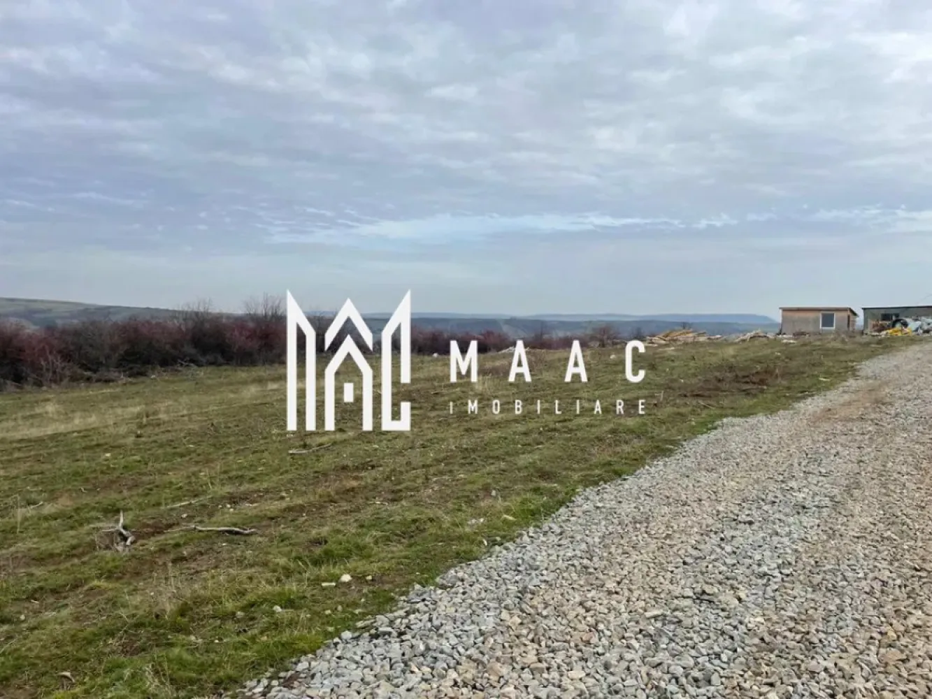 Teren intravilan | 500 MP | Daia - Maac imobiliare va propune spre vanzare un teren intravilan cu o suprafata de 500 mp, cu o vedere panoramică spectaculoasă. Reprezinta oportunitatea perfectă pentru a-ți construi casa visurilor, o casă de vacanță sau pentru a realiza investiții profitabile! Caracteristici principale: Suprafață: 500 mp. Regim conform PUZ: potrivit pentru locuințe sau diverse investiții. Localizare: aproximativ 1.5 km de DJ, cu acces facil Utilități: posibilitate de racordare la energie electrică și alte utilități Acces: drum pietruit, ușor de parcurs. Avantaje: Ideal pentru construcția unei locuințe permanente, zonă în plină dezvoltare, apreciată pentru intimitate și natură, investiție excelentă pe termen lung Dacă îți dorești un loc unde natura și confortul se întâlnesc, această parcelă reprezintă alegerea perfectă. Pentru mai multe detalii sau programarea unei vizionări, va invitam sa contactati Maac Imobiliare, specificand ID: CP2817069