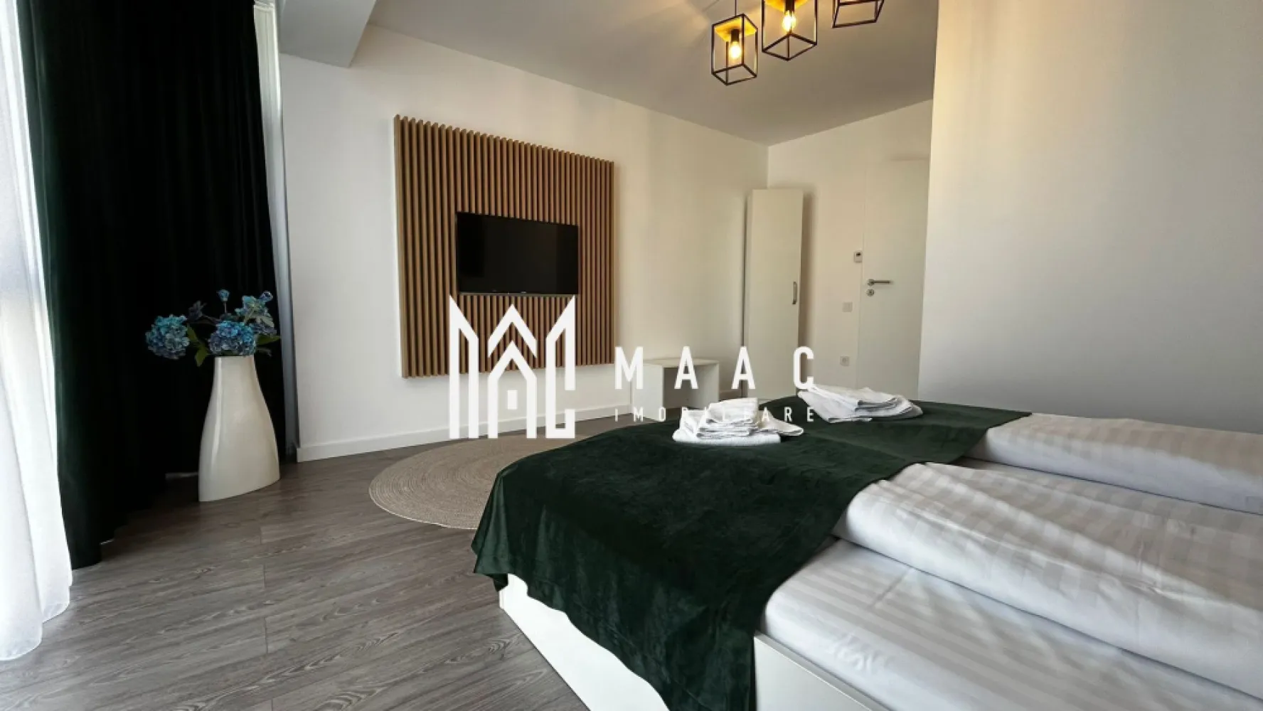 Apartament 3 Camere I 79 mp I 2 Terase I 2 Parcari I Mobilat Complet - MAAC Imobiliare vă prezintă spre vânzare un apartament modern cu 3 camere, amenajat la standard premium, ideal atât pentru regim hotelier, investiție imobiliară, cât și pentru locuință personală.
Apartamentul este situat într-un bloc nou finalizat în 2021, prevăzut cu lift modern și casă a scării elegantă, bine întreținută.
Locuința are o suprafață utilă de 79 mp, la care se adaugă două terase generoase, fiind compartimentată eficient pentru confort și funcționalitate.

Compartimentare
2 dormitoare matrimoniale
Living open space cu bucătărie (cu posibilitate de delimitare)
2 băi spațioase
2 terase mari
2 locuri de parcare

Apartamentul se vinde complet mobilat și utilat, cu mobilier modern de calitate și multiple spații de depozitare, fiind pregătit pentru mutare sau exploatare imediată în regim de închiriere.

Dotări și beneficii
Incălzire în pardoseală
Centrală termică proprie
Aer condiționat
Bucătărie complet utilată (plită electrică, frigider și electrocasnice)
TV în fiecare cameră
Mobilier modern premium
2 locuri de parcare incluse

Proprietatea se prezintă impecabil, fiecare detaliu fiind ales pentru a oferi confort, funcționalitate și eleganță.
Datorită compartimentării și dotărilor, apartamentul reprezintă o oportunitate excelentă pentru investiție, fiind potrivit pentru:
Regim hotelier (Airbnb / Booking)
Inchiriere pe termen lung
Locuință proprie

Bonus
Primele apartamente vândute vor beneficia de spațiu de depozitare la subsol, ideal pentru depozitarea obiectelor personale sau sezoniere.

Important: Acest apartament este destinat persoanelor care apreciază calitatea, confortul și un stil de viață rafinat, fiind o proprietate potrivită pentru cumpărători cu standarde ridicate și gusturi exigente.

Pentru mai multe detalii vă rugăm să precizați telefonic că ați văzut anunțul cu CP2956608.