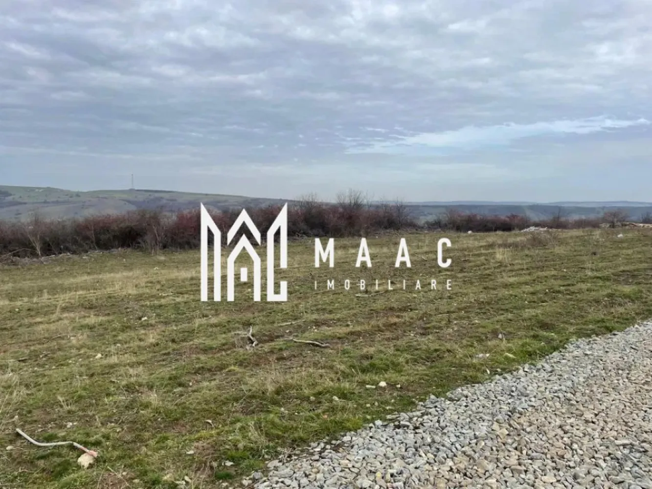 Teren intravilan | 500 MP | Daia - Maac imobiliare va propune spre vanzare un teren intravilan cu o suprafata de 500 mp, cu o vedere panoramică spectaculoasă. Reprezinta oportunitatea perfectă pentru a-ți construi casa visurilor, o casă de vacanță sau pentru a realiza investiții profitabile! Caracteristici principale: Suprafață: 500 mp. Regim conform PUZ: potrivit pentru locuințe sau diverse investiții. Localizare: aproximativ 1.5 km de DJ, cu acces facil Utilități: posibilitate de racordare la energie electrică și alte utilități Acces: drum pietruit, ușor de parcurs. Avantaje: Ideal pentru construcția unei locuințe permanente, zonă în plină dezvoltare, apreciată pentru intimitate și natură, investiție excelentă pe termen lung Dacă îți dorești un loc unde natura și confortul se întâlnesc, această parcelă reprezintă alegerea perfectă. Pentru mai multe detalii sau programarea unei vizionări, va invitam sa contactati Maac Imobiliare, specificand ID: CP2817069