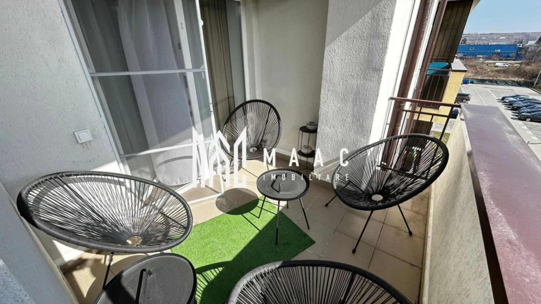 Apartament 3 Camere I 79 mp I 2 Terase I 2 Parcari I Mobilat Complet - MAAC Imobiliare vă prezintă spre vânzare un apartament modern cu 3 camere, amenajat la standard premium, ideal atât pentru regim hotelier, investiție imobiliară, cât și pentru locuință personală.
Apartamentul este situat într-un bloc nou finalizat în 2021, prevăzut cu lift modern și casă a scării elegantă, bine întreținută.
Locuința are o suprafață utilă de 79 mp, la care se adaugă două terase generoase, fiind compartimentată eficient pentru confort și funcționalitate.

Compartimentare
2 dormitoare matrimoniale
Living open space cu bucătărie (cu posibilitate de delimitare)
2 băi spațioase
2 terase mari
2 locuri de parcare

Apartamentul se vinde complet mobilat și utilat, cu mobilier modern de calitate și multiple spații de depozitare, fiind pregătit pentru mutare sau exploatare imediată în regim de închiriere.

Dotări și beneficii
Incălzire în pardoseală
Centrală termică proprie
Aer condiționat
Bucătărie complet utilată (plită electrică, frigider și electrocasnice)
TV în fiecare cameră
Mobilier modern premium
2 locuri de parcare incluse

Proprietatea se prezintă impecabil, fiecare detaliu fiind ales pentru a oferi confort, funcționalitate și eleganță.
Datorită compartimentării și dotărilor, apartamentul reprezintă o oportunitate excelentă pentru investiție, fiind potrivit pentru:
Regim hotelier (Airbnb / Booking)
Inchiriere pe termen lung
Locuință proprie

Bonus
Primele apartamente vândute vor beneficia de spațiu de depozitare la subsol, ideal pentru depozitarea obiectelor personale sau sezoniere.

Important: Acest apartament este destinat persoanelor care apreciază calitatea, confortul și un stil de viață rafinat, fiind o proprietate potrivită pentru cumpărători cu standarde ridicate și gusturi exigente.

Pentru mai multe detalii vă rugăm să precizați telefonic că ați văzut anunțul cu CP2956608.