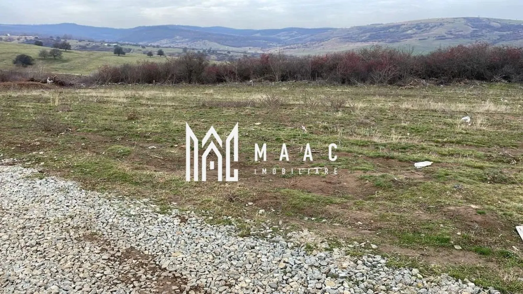 Teren intravilan | 500 MP | Daia - Maac imobiliare va propune spre vanzare un teren intravilan cu o suprafata de 500 mp, cu o vedere panoramică spectaculoasă. Reprezinta oportunitatea perfectă pentru a-ți construi casa visurilor, o casă de vacanță sau pentru a realiza investiții profitabile! Caracteristici principale: Suprafață: 500 mp. Regim conform PUZ: potrivit pentru locuințe sau diverse investiții. Localizare: aproximativ 1.5 km de DJ, cu acces facil Utilități: posibilitate de racordare la energie electrică și alte utilități Acces: drum pietruit, ușor de parcurs. Avantaje: Ideal pentru construcția unei locuințe permanente, zonă în plină dezvoltare, apreciată pentru intimitate și natură, investiție excelentă pe termen lung Dacă îți dorești un loc unde natura și confortul se întâlnesc, această parcelă reprezintă alegerea perfectă. Pentru mai multe detalii sau programarea unei vizionări, va invitam sa contactati Maac Imobiliare, specificand ID: CP2817069