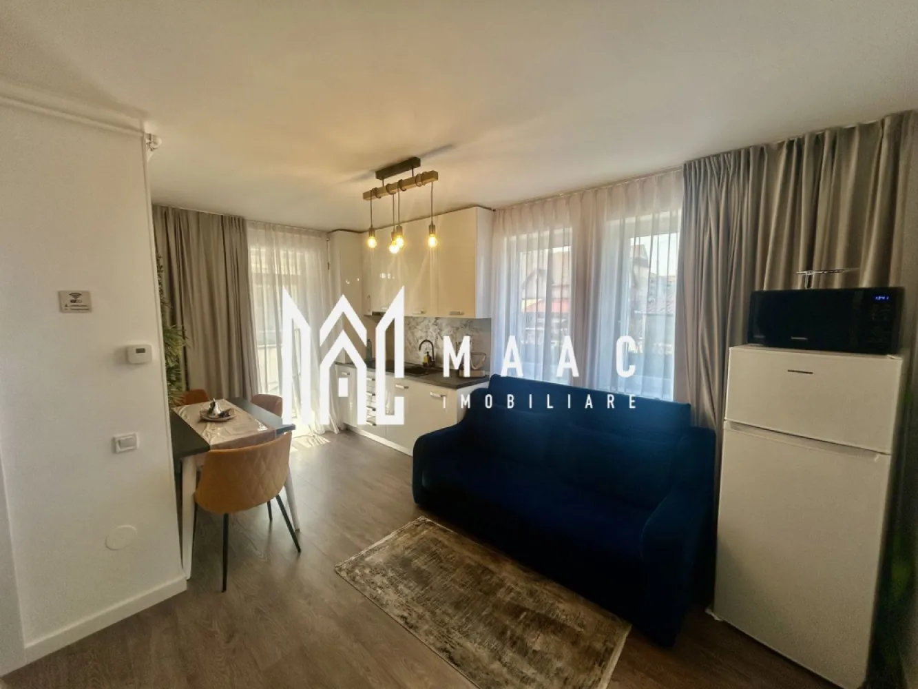 Apartament Modern 2 Camere I Incălzire Pardoseală I Parcare I Sibiu - MAAC Imobiliare vă prezintă spre vânzare un apartament modern cu 2 camere, situat în cartierul Henri Coandă din Sibiu, o zonă rezidențială în plină dezvoltare, apreciată pentru liniște, accesibilitate și comunitatea în formare.

Apartamentul este amenajat la standarde premium și se vinde complet mobilat și utilat, fiind ideal atât pentru locuire personală, cât și pentru investiție.
Locuința oferă confort modern și funcționalitate, fiind pregătită pentru mutare imediată sau pentru introducerea în circuitul de închiriere.

Dotări și beneficii
Incălzire în pardoseală
Aer condiționat
Bucătărie complet utilată (plită electrică, frigider și electrocasnice)
Televizoare în fiecare cameră
Mobilier modern de calitate superioară
Loc de parcare inclus
Interiorul apartamentului este amenajat într-un stil modern și elegant, cu atenție la detalii și materiale de calitate, oferind un spațiu confortabil și primitor.

Datorită poziționării și dotărilor, proprietatea este potrivită pentru:
Inchiriere pe termen lung
Regim hotelier
Locuință personală

Apartamentul reprezintă o oportunitate excelentă pentru cei care caută o locuință modernă sau o investiție sigură într-o zonă în dezvoltare din Sibiu.

Bonus: Primele apartamente vândute vor beneficia de spațiu de depozitare la subsol, ideal pentru depozitarea obiectelor personale sau sezoniere.
Proprietățile bine amenajate din această zonă se vând rapid. Recomandăm programarea unei vizionări din timp.

Pentru mai multe informații și programări la vizionare, vă rugăm să menționați ID anunț: CP2956611