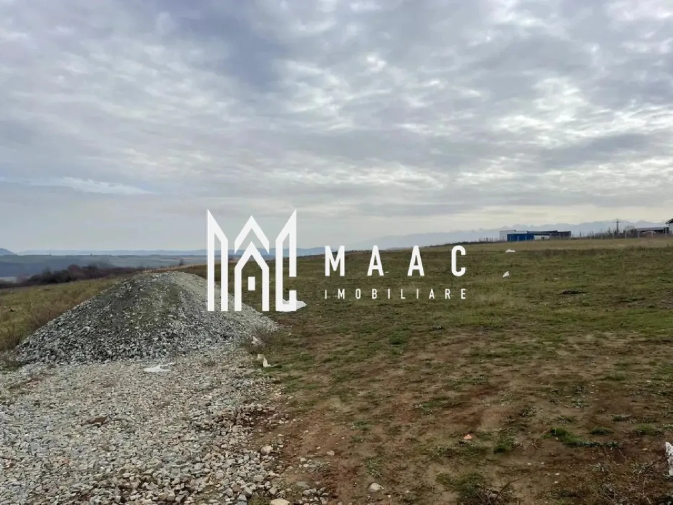 Teren intravilan | 500 MP | Daia - Maac imobiliare va propune spre vanzare un teren intravilan cu o suprafata de 500 mp, cu o vedere panoramică spectaculoasă. Reprezinta oportunitatea perfectă pentru a-ți construi casa visurilor, o casă de vacanță sau pentru a realiza investiții profitabile! Caracteristici principale: Suprafață: 500 mp. Regim conform PUZ: potrivit pentru locuințe sau diverse investiții. Localizare: aproximativ 1.5 km de DJ, cu acces facil Utilități: posibilitate de racordare la energie electrică și alte utilități Acces: drum pietruit, ușor de parcurs. Avantaje: Ideal pentru construcția unei locuințe permanente, zonă în plină dezvoltare, apreciată pentru intimitate și natură, investiție excelentă pe termen lung Dacă îți dorești un loc unde natura și confortul se întâlnesc, această parcelă reprezintă alegerea perfectă. Pentru mai multe detalii sau programarea unei vizionări, va invitam sa contactati Maac Imobiliare, specificand ID: CP2817069