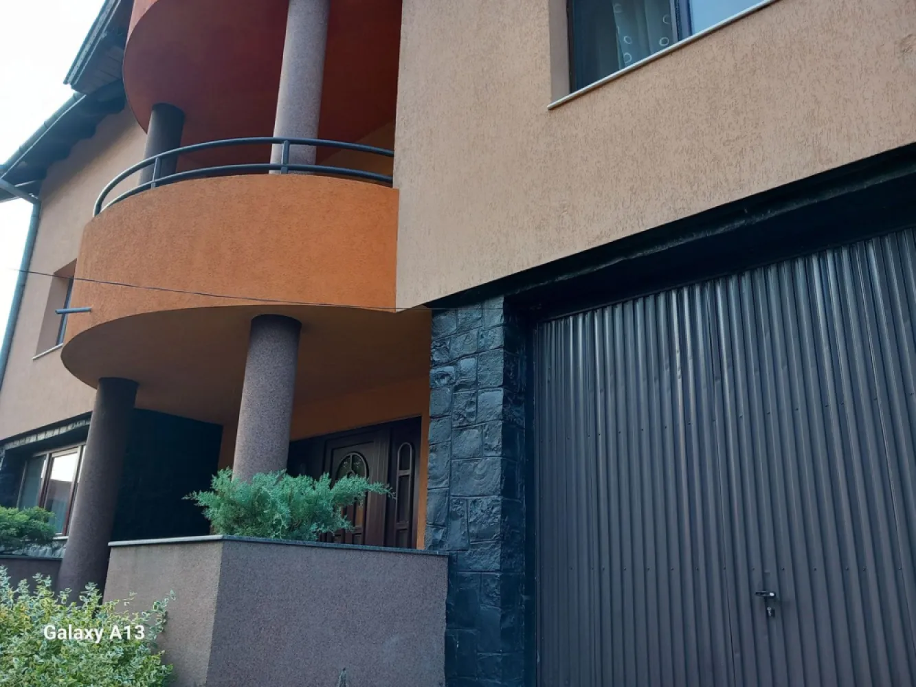 BRASADAS vinde casa individuala 4 cam teren 355mp Botizului - Agenția imobiliara BRASADAS vinde casa construita in 2000 cu 4 camere situata in zona Botizului cu teren aferent de 355mp în zona Dantex pe Botizului.

Parter: Living,bucatarie,baie,garaj.
Anexe: Bucatarie vara,camara scule, cuptor paine cu gril, terasa, balansoar ,beci!
Curte cu jacuzi gomflabil!

Etaj: 3 dormitoare, baie, living, balcon. 

Mansarda se poate amenaja un apartament de 80 mp cu 3 balcoane!
Aer conditionat!

www.brasadas.com