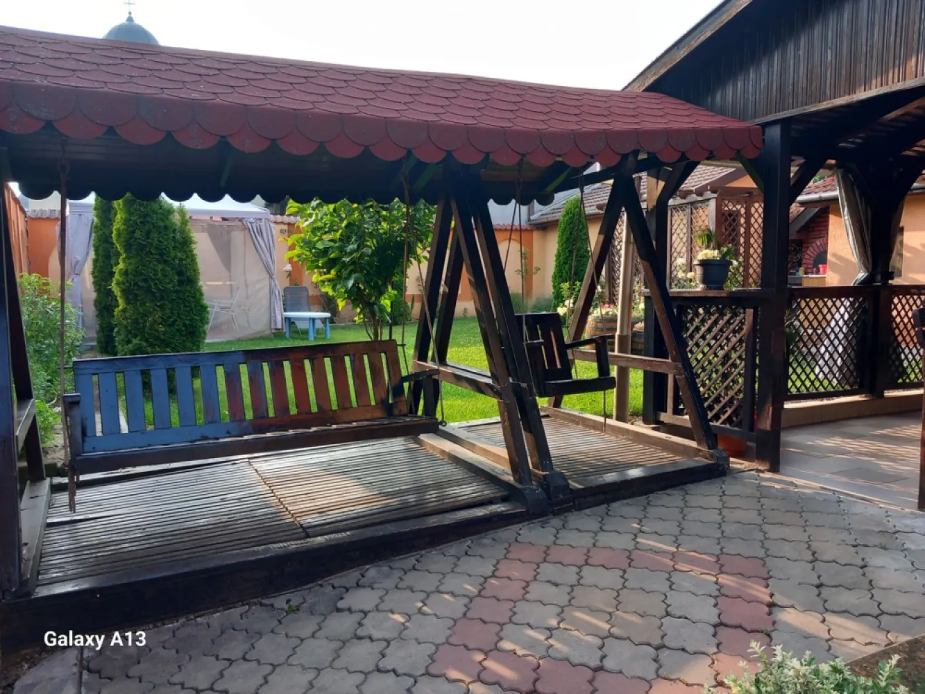 BRASADAS vinde casa individuala 4 cam teren 355mp Botizului - Agenția imobiliara BRASADAS vinde casa construita in 2000 cu 4 camere situata in zona Botizului cu teren aferent de 355mp în zona Dantex pe Botizului.

Parter: Living,bucatarie,baie,garaj.
Anexe: Bucatarie vara,camara scule, cuptor paine cu gril, terasa, balansoar ,beci!
Curte cu jacuzi gomflabil!

Etaj: 3 dormitoare, baie, living, balcon. 

Mansarda se poate amenaja un apartament de 80 mp cu 3 balcoane!
Aer conditionat!

www.brasadas.com