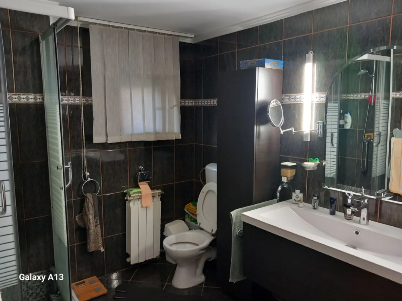 BRASADAS vinde casa individuala 4 cam teren 355mp Botizului - Agenția imobiliara BRASADAS vinde casa construita in 2000 cu 4 camere situata in zona Botizului cu teren aferent de 355mp în zona Dantex pe Botizului.

Parter: Living,bucatarie,baie,garaj.
Anexe: Bucatarie vara,camara scule, cuptor paine cu gril, terasa, balansoar ,beci!
Curte cu jacuzi gomflabil!

Etaj: 3 dormitoare, baie, living, balcon. 

Mansarda se poate amenaja un apartament de 80 mp cu 3 balcoane!
Aer conditionat!

www.brasadas.com