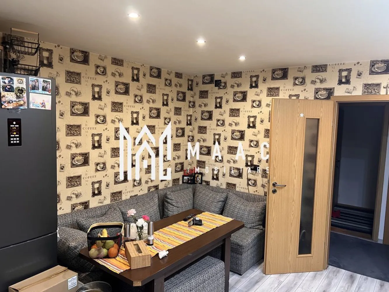 Apartament 3 camere | Parter | 72 MPU | Zona Hipodrom 3 - MAAC Imobiliare vă propune spre vânzare un apartament cu 3 camere, situat la parterul unui imobil, cu o suprafață utilă de 72 mp, ideal pentru o familie sau pentru investiție.

Locuința beneficiază de o compartimentare decomandată, oferind spații generoase și bine organizate, ce asigură confort și funcționalitate. Apartamentul dispune de living luminos, două dormitoare, bucătărie, baie și hol de acces.

Finisajele sunt moderne, iar pardoselile sunt realizate din laminat de calitate, oferind un ambient plăcut și ușor de întreținut. Baia este complet echipată, fiind dotată atât cu cadă, cât și cu duș, perfectă pentru momentele de relaxare.

Unul dintre principalele avantaje ale proprietății îl reprezintă localizarea excelentă, cu acces facil către centre comerciale, stații de transport public, parcuri, restaurante și cafenele. În apropiere se află și școli și grădinițe, ceea ce face această locuință potrivită pentru familii.

Pentru mai multe detalii sau pentru a programa o vizionare, vă rugăm să ne contactați.
Specificați ID-ul CP2955817.