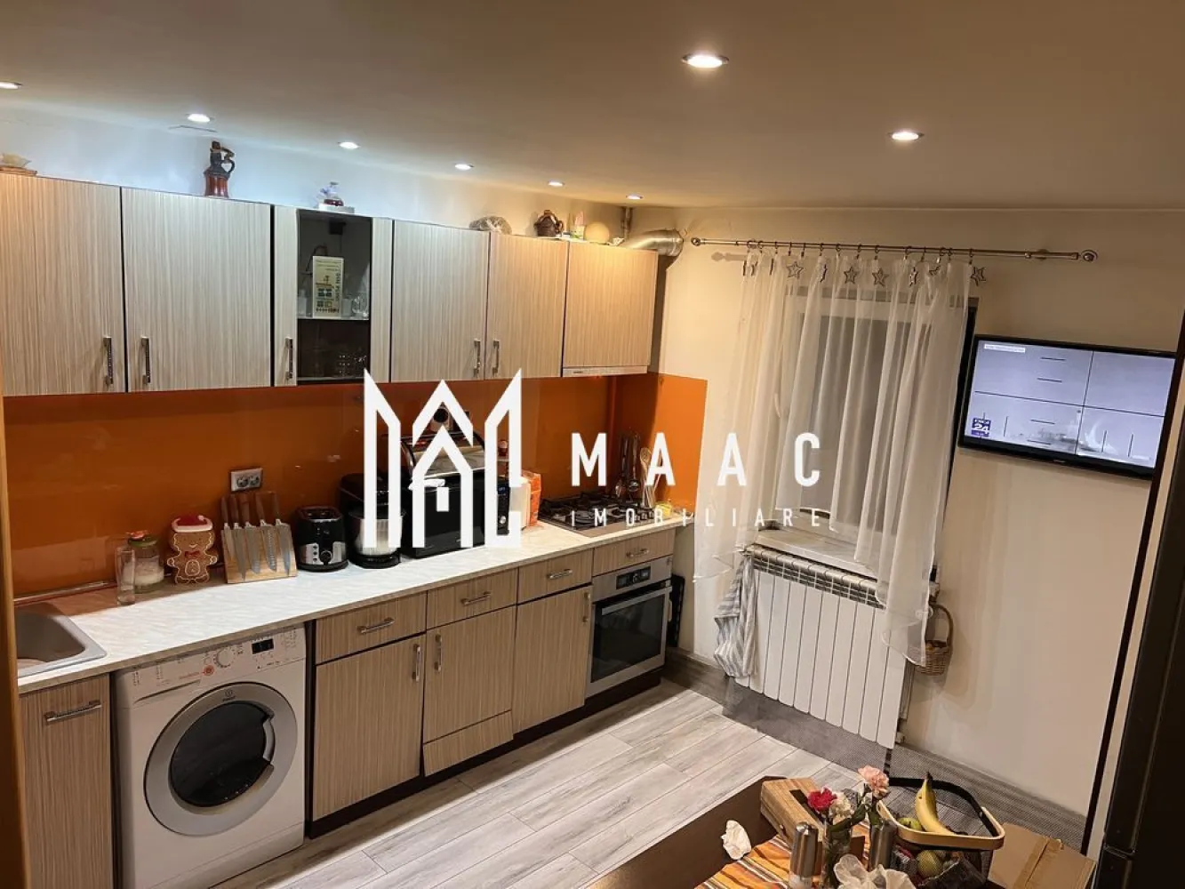 Apartament 3 camere | Parter | 72 MPU | Zona Hipodrom 3 - MAAC Imobiliare vă propune spre vânzare un apartament cu 3 camere, situat la parterul unui imobil, cu o suprafață utilă de 72 mp, ideal pentru o familie sau pentru investiție.

Locuința beneficiază de o compartimentare decomandată, oferind spații generoase și bine organizate, ce asigură confort și funcționalitate. Apartamentul dispune de living luminos, două dormitoare, bucătărie, baie și hol de acces.

Finisajele sunt moderne, iar pardoselile sunt realizate din laminat de calitate, oferind un ambient plăcut și ușor de întreținut. Baia este complet echipată, fiind dotată atât cu cadă, cât și cu duș, perfectă pentru momentele de relaxare.

Unul dintre principalele avantaje ale proprietății îl reprezintă localizarea excelentă, cu acces facil către centre comerciale, stații de transport public, parcuri, restaurante și cafenele. În apropiere se află și școli și grădinițe, ceea ce face această locuință potrivită pentru familii.

Pentru mai multe detalii sau pentru a programa o vizionare, vă rugăm să ne contactați.
Specificați ID-ul CP2955817.