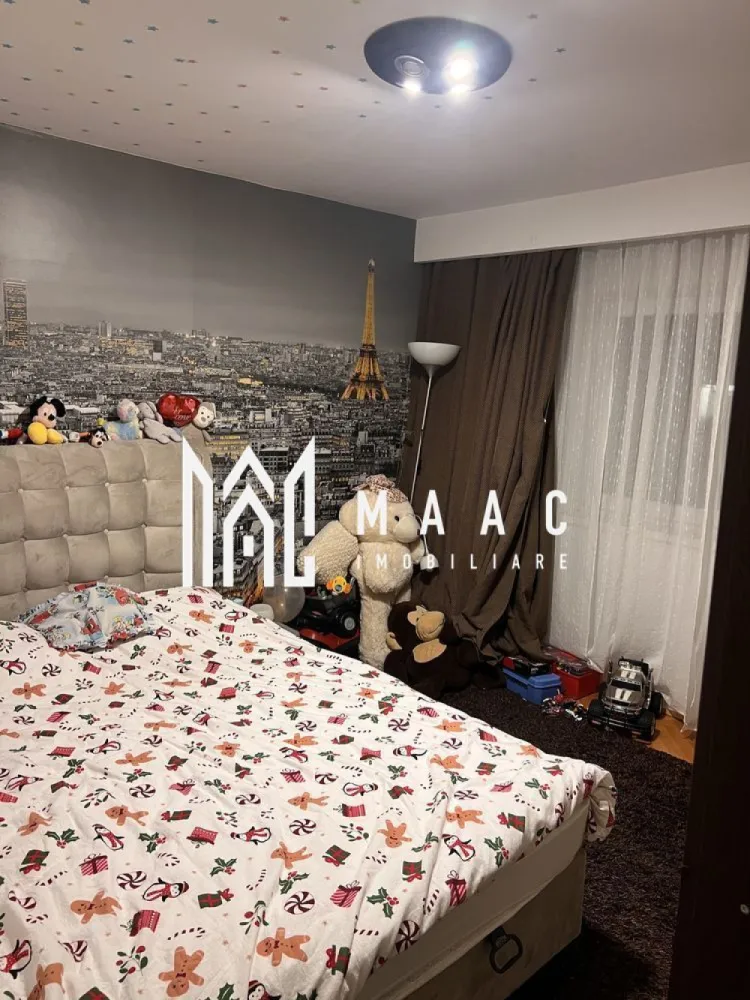 Apartament 3 camere | Parter | 72 MPU | Zona Hipodrom 3 - MAAC Imobiliare vă propune spre vânzare un apartament cu 3 camere, situat la parterul unui imobil, cu o suprafață utilă de 72 mp, ideal pentru o familie sau pentru investiție.

Locuința beneficiază de o compartimentare decomandată, oferind spații generoase și bine organizate, ce asigură confort și funcționalitate. Apartamentul dispune de living luminos, două dormitoare, bucătărie, baie și hol de acces.

Finisajele sunt moderne, iar pardoselile sunt realizate din laminat de calitate, oferind un ambient plăcut și ușor de întreținut. Baia este complet echipată, fiind dotată atât cu cadă, cât și cu duș, perfectă pentru momentele de relaxare.

Unul dintre principalele avantaje ale proprietății îl reprezintă localizarea excelentă, cu acces facil către centre comerciale, stații de transport public, parcuri, restaurante și cafenele. În apropiere se află și școli și grădinițe, ceea ce face această locuință potrivită pentru familii.

Pentru mai multe detalii sau pentru a programa o vizionare, vă rugăm să ne contactați.
Specificați ID-ul CP2955817.