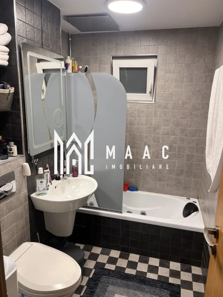 Apartament 3 camere | Parter | 72 MPU | Zona Hipodrom 3 - MAAC Imobiliare vă propune spre vânzare un apartament cu 3 camere, situat la parterul unui imobil, cu o suprafață utilă de 72 mp, ideal pentru o familie sau pentru investiție.

Locuința beneficiază de o compartimentare decomandată, oferind spații generoase și bine organizate, ce asigură confort și funcționalitate. Apartamentul dispune de living luminos, două dormitoare, bucătărie, baie și hol de acces.

Finisajele sunt moderne, iar pardoselile sunt realizate din laminat de calitate, oferind un ambient plăcut și ușor de întreținut. Baia este complet echipată, fiind dotată atât cu cadă, cât și cu duș, perfectă pentru momentele de relaxare.

Unul dintre principalele avantaje ale proprietății îl reprezintă localizarea excelentă, cu acces facil către centre comerciale, stații de transport public, parcuri, restaurante și cafenele. În apropiere se află și școli și grădinițe, ceea ce face această locuință potrivită pentru familii.

Pentru mai multe detalii sau pentru a programa o vizionare, vă rugăm să ne contactați.
Specificați ID-ul CP2955817.
