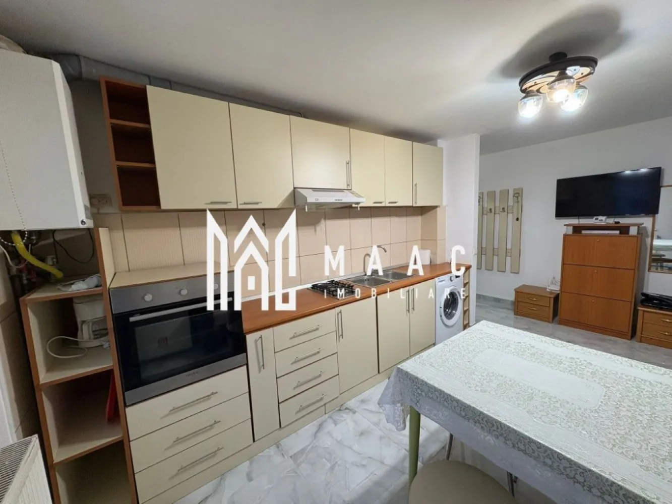 Apartament de închiriat I 3 camere I Zona Parcul Sub Arini, Sibiu - MAAC Imobiliare va propune spre inchiriere un apartament modern, situat pe Intrarea Siretului, într-o zonă foarte apreciată din Sibiu, în imediata apropiere a Parcului Sub Arini, ideal pentru persoanele care își doresc liniște, natură și acces rapid către punctele de interes ale orașului.

Suprafață utilă: 60 mp
Etaj: parter înalt al unui imobil cu 4 etaje

Compartimentare:
living spațios cu bucătărie open-space
2 dormitoare
baie
pivniță pentru depozitare

Apartamentul se închiriază complet mobilat și utilat, fiind amenajat cu finisaje și mobilier de bună calitate, oferind un spațiu confortabil și primitor.

Avantaje:
zonă verde și liniștită
la câțiva pași de Parcul Sub Arini
parter înalt – acces facil
spațiu bine compartimentat
pivniță inclusă

Apartamentul este ideal pentru un cuplu, o familie sau persoane care își doresc să locuiască într-o zonă premium a orașului.
Condiții de închiriere: Se percepe o garanție în cuantumul unei chirii lunare.
Pentru mai multe detalii și programarea unei vizionări, vă invităm să contactați Maac Imobiliare, specificând ID: CP2900116.