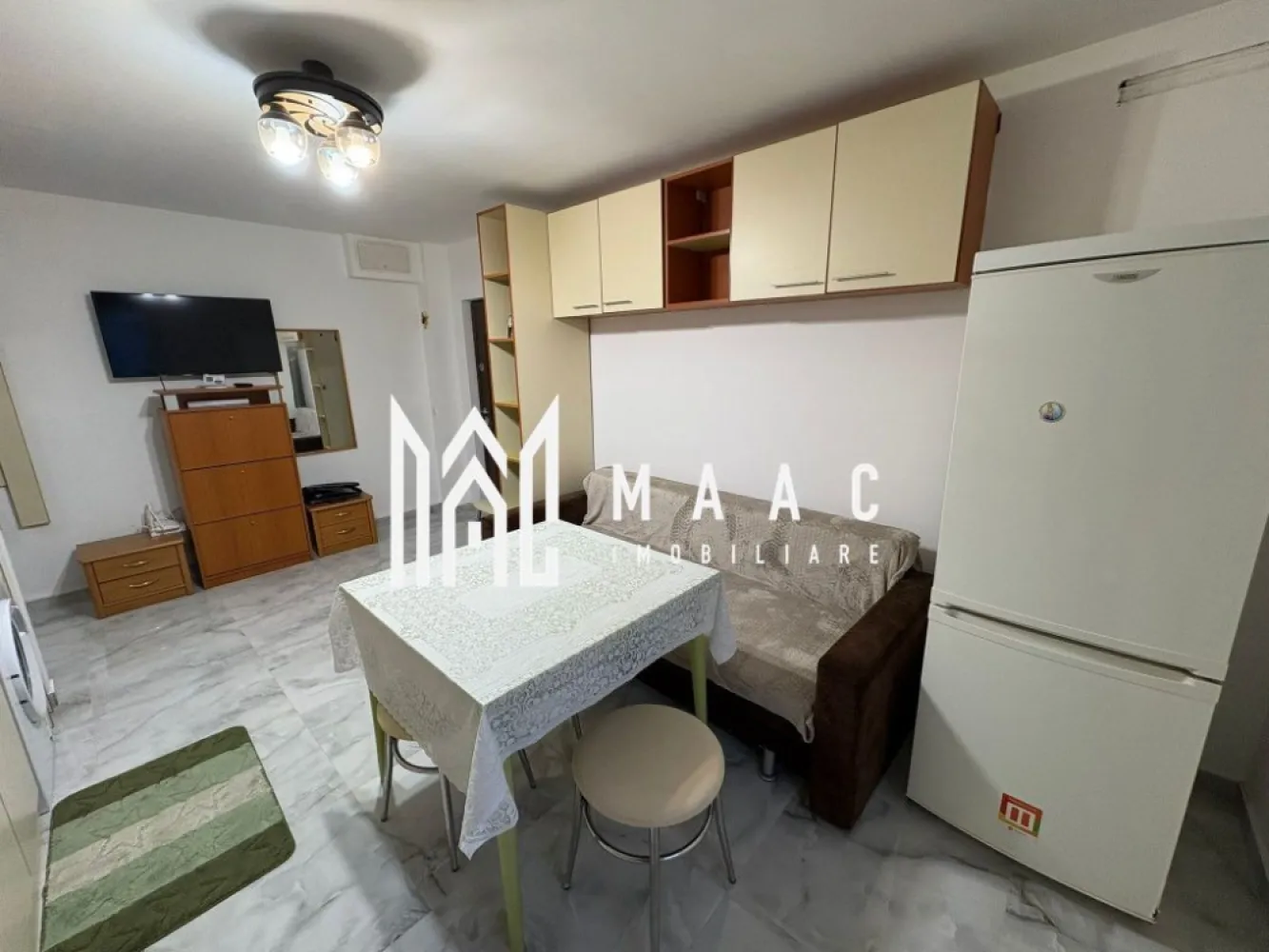 Apartament de închiriat I 3 camere I Zona Parcul Sub Arini, Sibiu - MAAC Imobiliare va propune spre inchiriere un apartament modern, situat pe Intrarea Siretului, într-o zonă foarte apreciată din Sibiu, în imediata apropiere a Parcului Sub Arini, ideal pentru persoanele care își doresc liniște, natură și acces rapid către punctele de interes ale orașului.

Suprafață utilă: 60 mp
Etaj: parter înalt al unui imobil cu 4 etaje

Compartimentare:
living spațios cu bucătărie open-space
2 dormitoare
baie
pivniță pentru depozitare

Apartamentul se închiriază complet mobilat și utilat, fiind amenajat cu finisaje și mobilier de bună calitate, oferind un spațiu confortabil și primitor.

Avantaje:
zonă verde și liniștită
la câțiva pași de Parcul Sub Arini
parter înalt – acces facil
spațiu bine compartimentat
pivniță inclusă

Apartamentul este ideal pentru un cuplu, o familie sau persoane care își doresc să locuiască într-o zonă premium a orașului.
Condiții de închiriere: Se percepe o garanție în cuantumul unei chirii lunare.
Pentru mai multe detalii și programarea unei vizionări, vă invităm să contactați Maac Imobiliare, specificând ID: CP2900116.