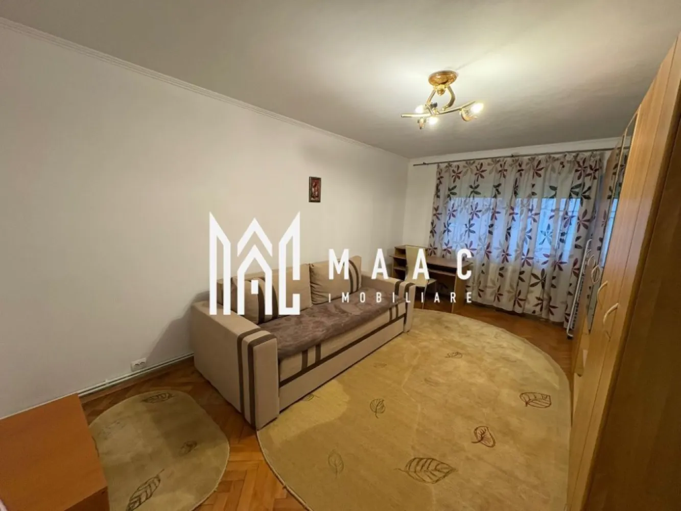Apartament de închiriat I 3 camere I Zona Parcul Sub Arini, Sibiu - MAAC Imobiliare va propune spre inchiriere un apartament modern, situat pe Intrarea Siretului, într-o zonă foarte apreciată din Sibiu, în imediata apropiere a Parcului Sub Arini, ideal pentru persoanele care își doresc liniște, natură și acces rapid către punctele de interes ale orașului.

Suprafață utilă: 60 mp
Etaj: parter înalt al unui imobil cu 4 etaje

Compartimentare:
living spațios cu bucătărie open-space
2 dormitoare
baie
pivniță pentru depozitare

Apartamentul se închiriază complet mobilat și utilat, fiind amenajat cu finisaje și mobilier de bună calitate, oferind un spațiu confortabil și primitor.

Avantaje:
zonă verde și liniștită
la câțiva pași de Parcul Sub Arini
parter înalt – acces facil
spațiu bine compartimentat
pivniță inclusă

Apartamentul este ideal pentru un cuplu, o familie sau persoane care își doresc să locuiască într-o zonă premium a orașului.
Condiții de închiriere: Se percepe o garanție în cuantumul unei chirii lunare.
Pentru mai multe detalii și programarea unei vizionări, vă invităm să contactați Maac Imobiliare, specificând ID: CP2900116.