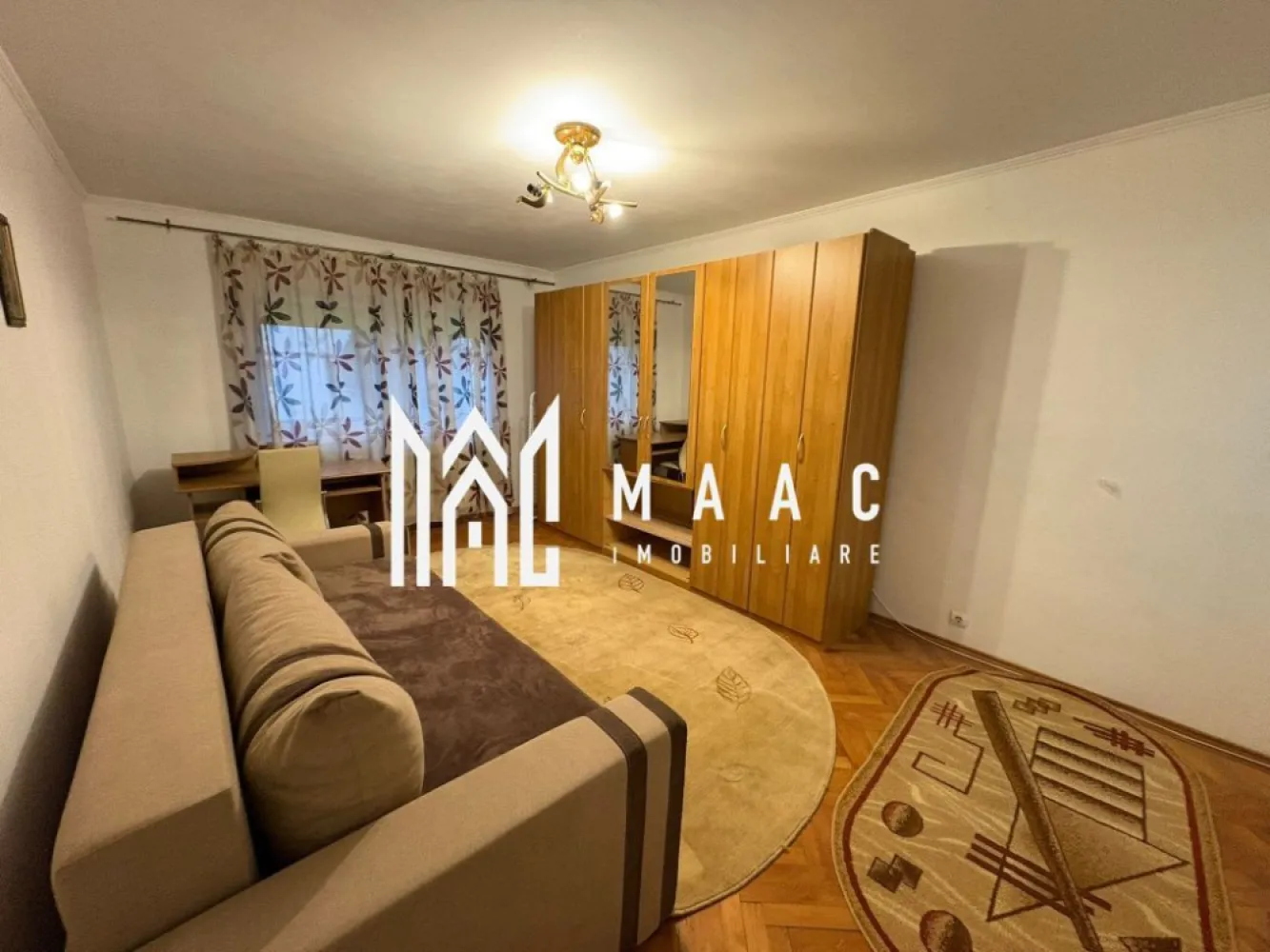 Apartament de închiriat I 3 camere I Zona Parcul Sub Arini, Sibiu - MAAC Imobiliare va propune spre inchiriere un apartament modern, situat pe Intrarea Siretului, într-o zonă foarte apreciată din Sibiu, în imediata apropiere a Parcului Sub Arini, ideal pentru persoanele care își doresc liniște, natură și acces rapid către punctele de interes ale orașului.

Suprafață utilă: 60 mp
Etaj: parter înalt al unui imobil cu 4 etaje

Compartimentare:
living spațios cu bucătărie open-space
2 dormitoare
baie
pivniță pentru depozitare

Apartamentul se închiriază complet mobilat și utilat, fiind amenajat cu finisaje și mobilier de bună calitate, oferind un spațiu confortabil și primitor.

Avantaje:
zonă verde și liniștită
la câțiva pași de Parcul Sub Arini
parter înalt – acces facil
spațiu bine compartimentat
pivniță inclusă

Apartamentul este ideal pentru un cuplu, o familie sau persoane care își doresc să locuiască într-o zonă premium a orașului.
Condiții de închiriere: Se percepe o garanție în cuantumul unei chirii lunare.
Pentru mai multe detalii și programarea unei vizionări, vă invităm să contactați Maac Imobiliare, specificând ID: CP2900116.