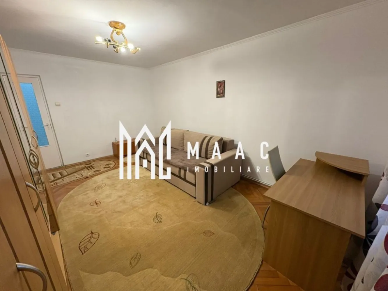 Apartament de închiriat I 3 camere I Zona Parcul Sub Arini, Sibiu - MAAC Imobiliare va propune spre inchiriere un apartament modern, situat pe Intrarea Siretului, într-o zonă foarte apreciată din Sibiu, în imediata apropiere a Parcului Sub Arini, ideal pentru persoanele care își doresc liniște, natură și acces rapid către punctele de interes ale orașului.

Suprafață utilă: 60 mp
Etaj: parter înalt al unui imobil cu 4 etaje

Compartimentare:
living spațios cu bucătărie open-space
2 dormitoare
baie
pivniță pentru depozitare

Apartamentul se închiriază complet mobilat și utilat, fiind amenajat cu finisaje și mobilier de bună calitate, oferind un spațiu confortabil și primitor.

Avantaje:
zonă verde și liniștită
la câțiva pași de Parcul Sub Arini
parter înalt – acces facil
spațiu bine compartimentat
pivniță inclusă

Apartamentul este ideal pentru un cuplu, o familie sau persoane care își doresc să locuiască într-o zonă premium a orașului.
Condiții de închiriere: Se percepe o garanție în cuantumul unei chirii lunare.
Pentru mai multe detalii și programarea unei vizionări, vă invităm să contactați Maac Imobiliare, specificând ID: CP2900116.