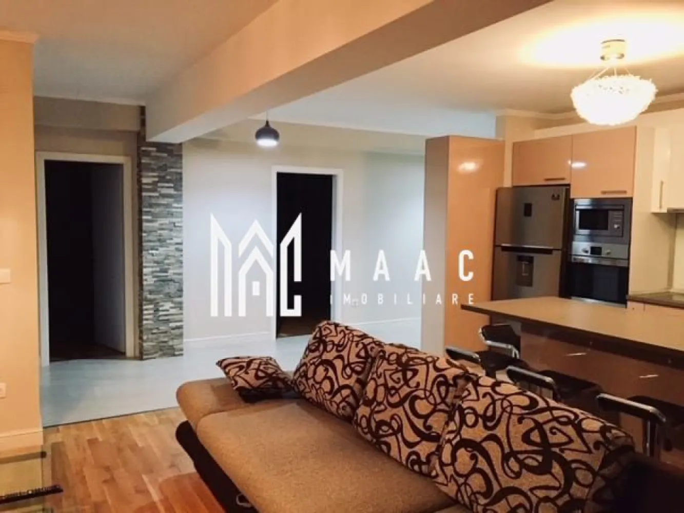 Apartament I 3 camere I 80 MPU I Parcare Privată | Balcon I Pădurea Dumbrava - MAAC Imobiliare oferă spre închiriere un apartament modern cu 3 camere, amplasat în zona Pădurii Dumbrava, un pol rezidențial bine cotat al Sibiului.

Detalii generale:

Apartament 3 camere, situat la parter înalt

Suprafață utilă: 80 mp

Imobil construit în 2013, structură din cărămidă, regim P+2

Ansamblu privat cu barieră automată și sistem audio-video

Loc de parcare propriu + două locuri comune pentru vizitatori

Compartimentare:
Living 

Două dormitoare (primul dormitor mobilat, al doilea se mobilează la cerere)

Bucătărie open-space, complet mobilată și utilată

Baie cu geam de aerisire

Balcon cu vedere către pădure

Hol de acces

Condiții de închiriere:
Se percepe garanția de 1000 euro

Nu se acceptă animale de companie

Pentru programarea unei vizionări pentru a vedea potențialul acestui apartament, sau mai multe detalii ,contactați-ne și specificați ID: CP2815617.