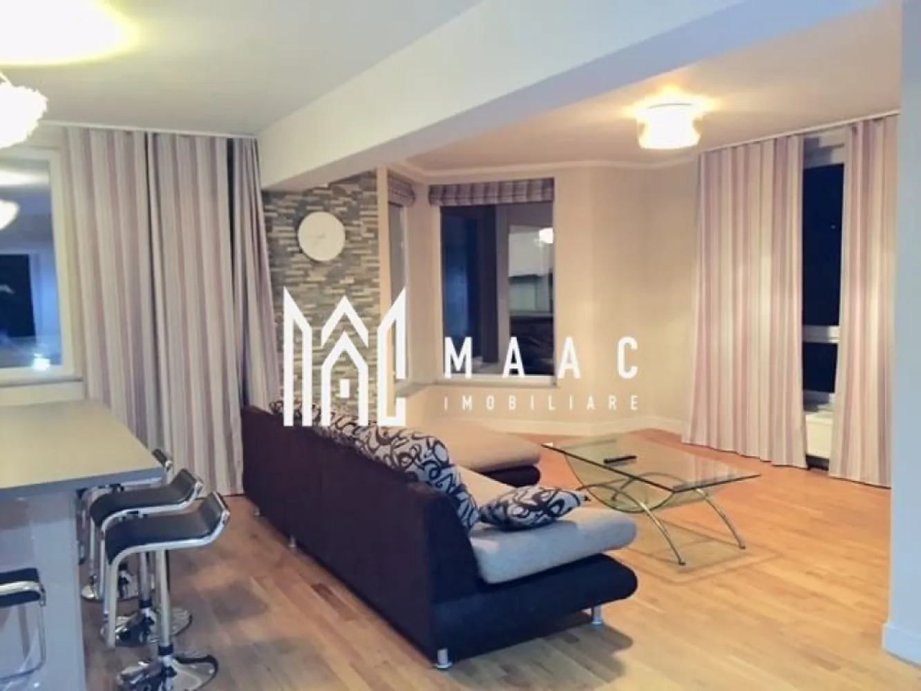 Apartament I 3 camere I 80 MPU I Parcare Privată | Balcon I Pădurea Dumbrava - MAAC Imobiliare oferă spre închiriere un apartament modern cu 3 camere, amplasat în zona Pădurii Dumbrava, un pol rezidențial bine cotat al Sibiului.

Detalii generale:

Apartament 3 camere, situat la parter înalt

Suprafață utilă: 80 mp

Imobil construit în 2013, structură din cărămidă, regim P+2

Ansamblu privat cu barieră automată și sistem audio-video

Loc de parcare propriu + două locuri comune pentru vizitatori

Compartimentare:
Living 

Două dormitoare (primul dormitor mobilat, al doilea se mobilează la cerere)

Bucătărie open-space, complet mobilată și utilată

Baie cu geam de aerisire

Balcon cu vedere către pădure

Hol de acces

Condiții de închiriere:
Se percepe garanția de 1000 euro

Nu se acceptă animale de companie

Pentru programarea unei vizionări pentru a vedea potențialul acestui apartament, sau mai multe detalii ,contactați-ne și specificați ID: CP2815617.