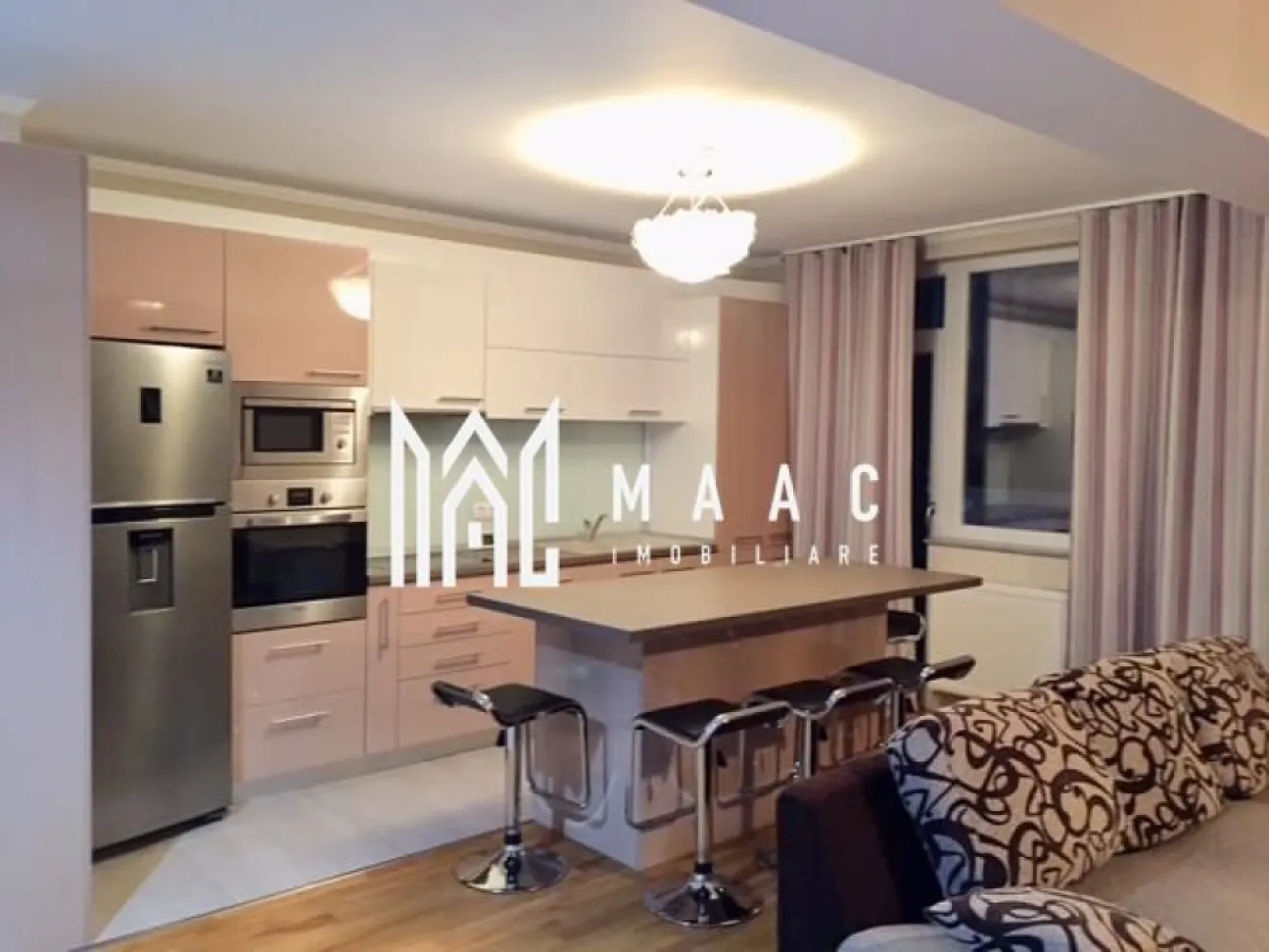 Apartament I 3 camere I 80 MPU I Parcare Privată | Balcon I Pădurea Dumbrava - MAAC Imobiliare oferă spre închiriere un apartament modern cu 3 camere, amplasat în zona Pădurii Dumbrava, un pol rezidențial bine cotat al Sibiului.

Detalii generale:

Apartament 3 camere, situat la parter înalt

Suprafață utilă: 80 mp

Imobil construit în 2013, structură din cărămidă, regim P+2

Ansamblu privat cu barieră automată și sistem audio-video

Loc de parcare propriu + două locuri comune pentru vizitatori

Compartimentare:
Living 

Două dormitoare (primul dormitor mobilat, al doilea se mobilează la cerere)

Bucătărie open-space, complet mobilată și utilată

Baie cu geam de aerisire

Balcon cu vedere către pădure

Hol de acces

Condiții de închiriere:
Se percepe garanția de 1000 euro

Nu se acceptă animale de companie

Pentru programarea unei vizionări pentru a vedea potențialul acestui apartament, sau mai multe detalii ,contactați-ne și specificați ID: CP2815617.
