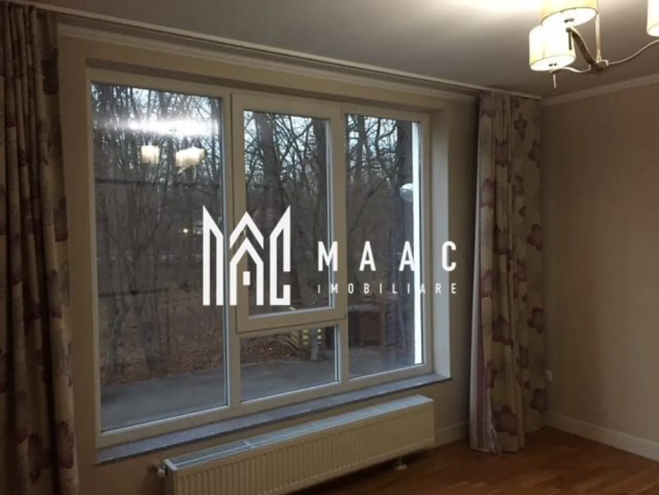 Apartament I 3 camere I 80 MPU I Parcare Privată | Balcon I Pădurea Dumbrava - MAAC Imobiliare oferă spre închiriere un apartament modern cu 3 camere, amplasat în zona Pădurii Dumbrava, un pol rezidențial bine cotat al Sibiului.

Detalii generale:

Apartament 3 camere, situat la parter înalt

Suprafață utilă: 80 mp

Imobil construit în 2013, structură din cărămidă, regim P+2

Ansamblu privat cu barieră automată și sistem audio-video

Loc de parcare propriu + două locuri comune pentru vizitatori

Compartimentare:
Living 

Două dormitoare (primul dormitor mobilat, al doilea se mobilează la cerere)

Bucătărie open-space, complet mobilată și utilată

Baie cu geam de aerisire

Balcon cu vedere către pădure

Hol de acces

Condiții de închiriere:
Se percepe garanția de 1000 euro

Nu se acceptă animale de companie

Pentru programarea unei vizionări pentru a vedea potențialul acestui apartament, sau mai multe detalii ,contactați-ne și specificați ID: CP2815617.