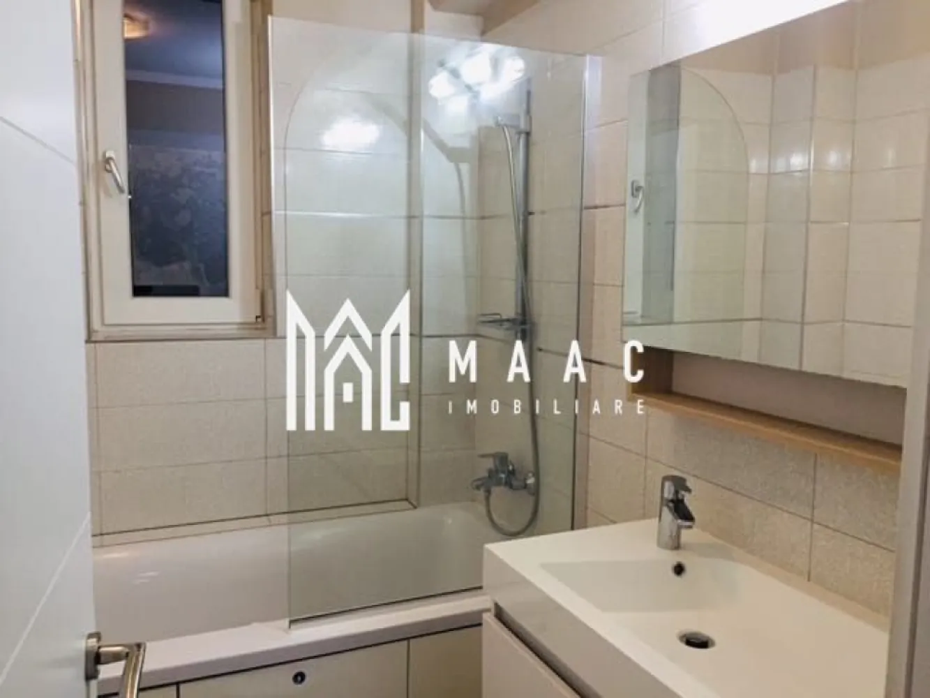 Apartament I 3 camere I 80 MPU I Parcare Privată | Balcon I Pădurea Dumbrava - MAAC Imobiliare oferă spre închiriere un apartament modern cu 3 camere, amplasat în zona Pădurii Dumbrava, un pol rezidențial bine cotat al Sibiului.

Detalii generale:

Apartament 3 camere, situat la parter înalt

Suprafață utilă: 80 mp

Imobil construit în 2013, structură din cărămidă, regim P+2

Ansamblu privat cu barieră automată și sistem audio-video

Loc de parcare propriu + două locuri comune pentru vizitatori

Compartimentare:
Living 

Două dormitoare (primul dormitor mobilat, al doilea se mobilează la cerere)

Bucătărie open-space, complet mobilată și utilată

Baie cu geam de aerisire

Balcon cu vedere către pădure

Hol de acces

Condiții de închiriere:
Se percepe garanția de 1000 euro

Nu se acceptă animale de companie

Pentru programarea unei vizionări pentru a vedea potențialul acestui apartament, sau mai multe detalii ,contactați-ne și specificați ID: CP2815617.