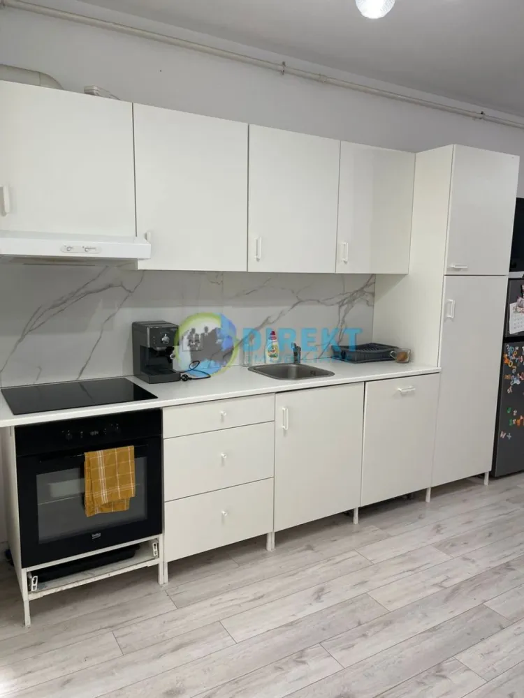 Apartament nou , in Complexul Panoramic ! - Agentia Direkt Imobiliare propune spre vanzare apartament spatios situat in bloc nou cu lift in Complex Panoramic. Residence pe strada Iancu Jianu .

Imobilul are suprafata de 70 mp utili este amplasat la etajul 6 , si este compus din : living cu bucatarie open-space , 2 dormitoare , 1 debara , 1 baie , 1 hol si 1 balcon.

Apartamentul se preda mobilat si utilat .