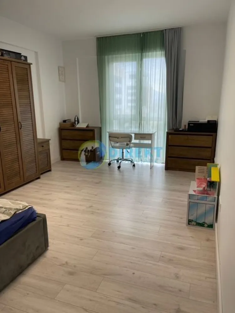 Apartament nou , in Complexul Panoramic ! - Agentia Direkt Imobiliare propune spre vanzare apartament spatios situat in bloc nou cu lift in Complex Panoramic. Residence pe strada Iancu Jianu .

Imobilul are suprafata de 70 mp utili este amplasat la etajul 6 , si este compus din : living cu bucatarie open-space , 2 dormitoare , 1 debara , 1 baie , 1 hol si 1 balcon.

Apartamentul se preda mobilat si utilat .