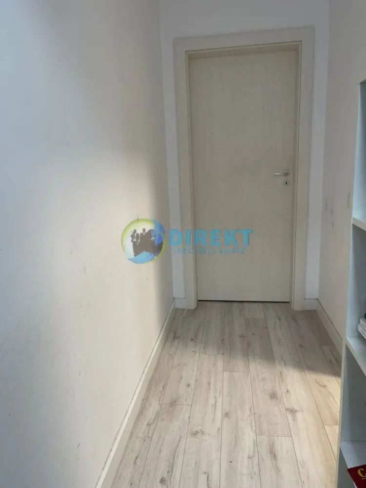 Apartament nou , in Complexul Panoramic ! - Agentia Direkt Imobiliare propune spre vanzare apartament spatios situat in bloc nou cu lift in Complex Panoramic. Residence pe strada Iancu Jianu .

Imobilul are suprafata de 70 mp utili este amplasat la etajul 6 , si este compus din : living cu bucatarie open-space , 2 dormitoare , 1 debara , 1 baie , 1 hol si 1 balcon.

Apartamentul se preda mobilat si utilat .