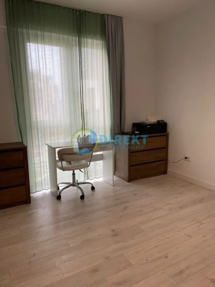 Apartament nou , in Complexul Panoramic ! - Agentia Direkt Imobiliare propune spre vanzare apartament spatios situat in bloc nou cu lift in Complex Panoramic. Residence pe strada Iancu Jianu .

Imobilul are suprafata de 70 mp utili este amplasat la etajul 6 , si este compus din : living cu bucatarie open-space , 2 dormitoare , 1 debara , 1 baie , 1 hol si 1 balcon.

Apartamentul se preda mobilat si utilat .