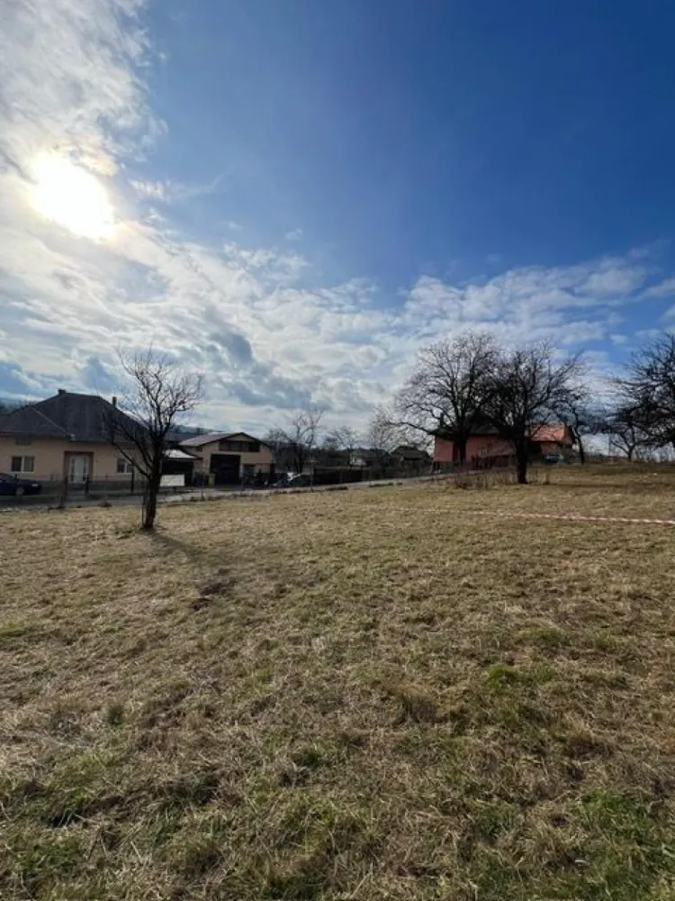 Teren intravilan , zona Secu , Prundul Birgaului ! - Agentia Direkt Imobiliare propune spre vanzare teren intravilan in suprafata de 1222 mp , situat in Prundul Birgaului , zona Secu . 
Terenul are inclinatie plata , dispune de toate utilitatile la front ,este ingradit , are acces din drum asfaltat . 
Ideal constructie casa.