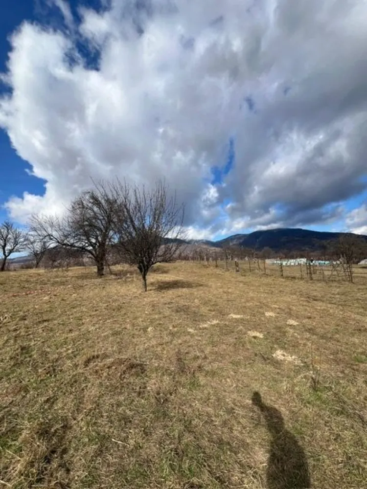 Teren intravilan , zona Secu , Prundul Birgaului ! - Agentia Direkt Imobiliare propune spre vanzare teren intravilan in suprafata de 1222 mp , situat in Prundul Birgaului , zona Secu . 
Terenul are inclinatie plata , dispune de toate utilitatile la front ,este ingradit , are acces din drum asfaltat . 
Ideal constructie casa.