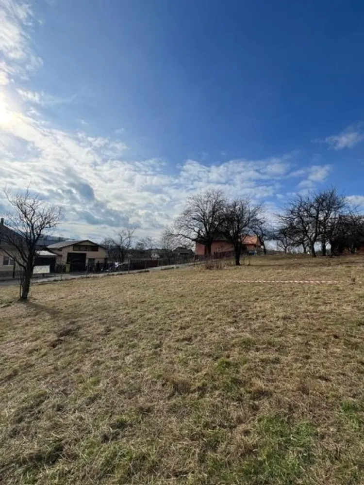 Teren intravilan , zona Secu , Prundul Birgaului ! - Agentia Direkt Imobiliare propune spre vanzare teren intravilan in suprafata de 1222 mp , situat in Prundul Birgaului , zona Secu . 
Terenul are inclinatie plata , dispune de toate utilitatile la front ,este ingradit , are acces din drum asfaltat . 
Ideal constructie casa.