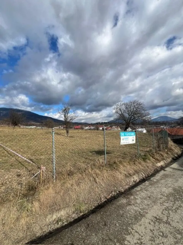 Teren intravilan , zona Secu , Prundul Birgaului ! - Agentia Direkt Imobiliare propune spre vanzare teren intravilan in suprafata de 1222 mp , situat in Prundul Birgaului , zona Secu . 
Terenul are inclinatie plata , dispune de toate utilitatile la front ,este ingradit , are acces din drum asfaltat . 
Ideal constructie casa.