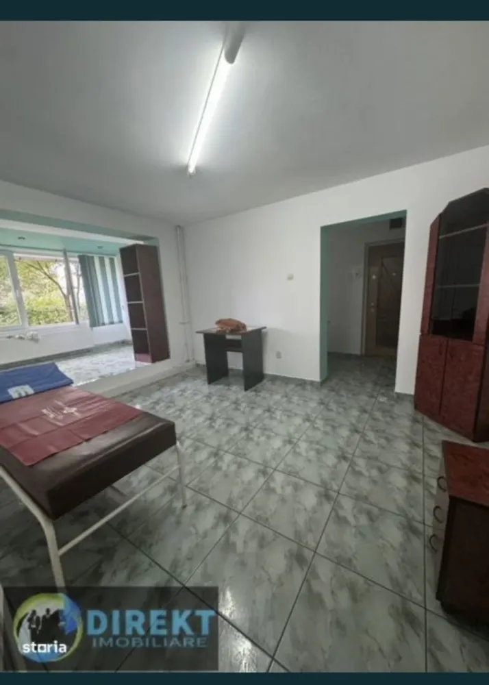 Spatiu comercial , zona Piata Decebal - Agentia Direkt Imobiliare propune spre vanzare spatiu comercial situat in zona Piata Decebal . Imobilul este pozitionat la parterul unui bloc , are o suprafata utila de cca 60 mp si este compus din bucatarie , 2 camere , baie , Dispune de doi cai de acces una din scara blocului , iar cealalta separat in spatele blocului .