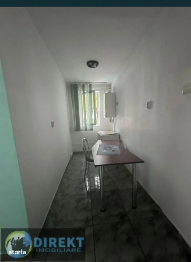 Spatiu comercial , zona Piata Decebal - Agentia Direkt Imobiliare propune spre vanzare spatiu comercial situat in zona Piata Decebal . Imobilul este pozitionat la parterul unui bloc , are o suprafata utila de cca 60 mp si este compus din bucatarie , 2 camere , baie , Dispune de doi cai de acces una din scara blocului , iar cealalta separat in spatele blocului .