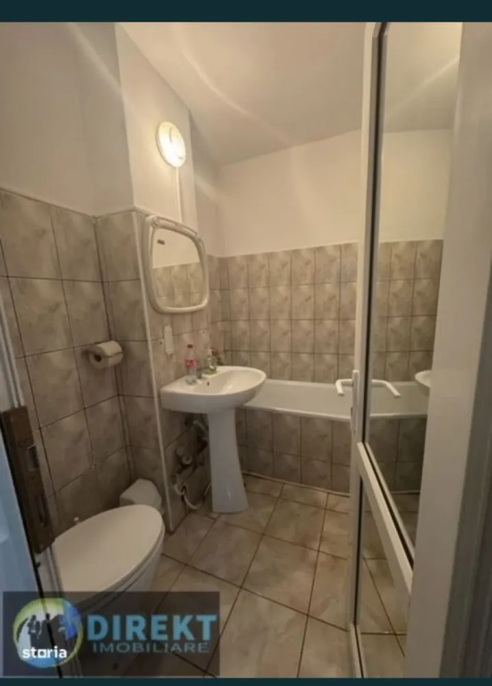 Spatiu comercial , zona Piata Decebal - Agentia Direkt Imobiliare propune spre vanzare spatiu comercial situat in zona Piata Decebal . Imobilul este pozitionat la parterul unui bloc , are o suprafata utila de cca 60 mp si este compus din bucatarie , 2 camere , baie , Dispune de doi cai de acces una din scara blocului , iar cealalta separat in spatele blocului .