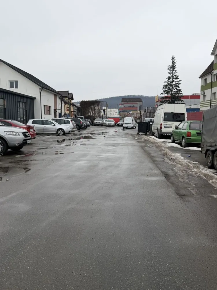 Hala , zona Selgros , Bistrita ! - Agentia DirektImobiliare ofera spre închiriere hală de 200 m², ideală pentru depozitare, dar potrivită și pentru diverse tipuri de activități comerciale sau industriale, pe strada Calea Moldovei , zona Selgros , Bistrita . 

🔹 Suprafață utilă: 200 mp
🔹 Acces tir: ✔️ ușor accesibil
🔹 Locuri de parcare: ✔️ disponibile
🔹 Locație excelentă: zona Selgros, una dintre cele mai circulante și comerciale din Bistrița
🔹 Utilități: curent, apă, posibil racordare la alte utilități la cerere, curent trifazic .

Hala este spațioasă, funcțională și ușor de adaptat pentru nevoile afacerii tale.
Exist posibilitatae de marire a suprefetei in functie de necesitatea clientului . 

💼 Ideal pentru:
✔ depozitare marfă
✔ atelier
✔ logistică
✔ magazin en-gros / en-detail
✔ alte activități comerciale sau servicii

📞 Pentru detalii și vizionări: 0751460249 
💰 Preț inchiriere 5 euro / mp.