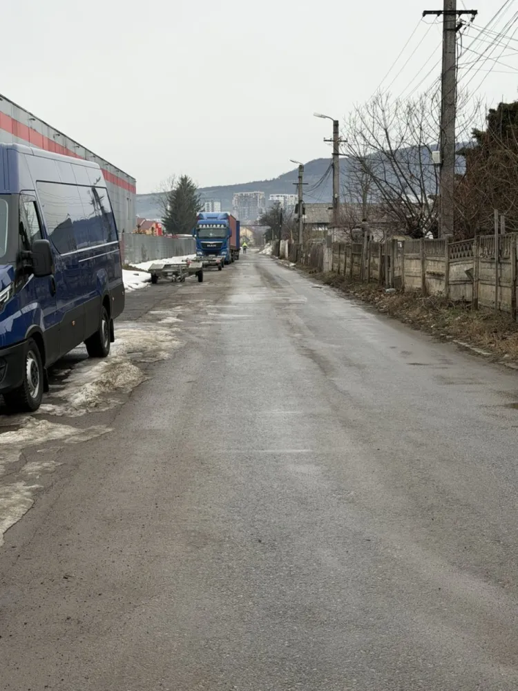 Hala , zona Selgros , Bistrita ! - Agentia DirektImobiliare ofera spre închiriere hală de 200 m², ideală pentru depozitare, dar potrivită și pentru diverse tipuri de activități comerciale sau industriale, pe strada Calea Moldovei , zona Selgros , Bistrita . 

🔹 Suprafață utilă: 200 mp
🔹 Acces tir: ✔️ ușor accesibil
🔹 Locuri de parcare: ✔️ disponibile
🔹 Locație excelentă: zona Selgros, una dintre cele mai circulante și comerciale din Bistrița
🔹 Utilități: curent, apă, posibil racordare la alte utilități la cerere, curent trifazic .

Hala este spațioasă, funcțională și ușor de adaptat pentru nevoile afacerii tale.
Exist posibilitatae de marire a suprefetei in functie de necesitatea clientului . 

💼 Ideal pentru:
✔ depozitare marfă
✔ atelier
✔ logistică
✔ magazin en-gros / en-detail
✔ alte activități comerciale sau servicii

📞 Pentru detalii și vizionări: 0751460249 
💰 Preț inchiriere 5 euro / mp.