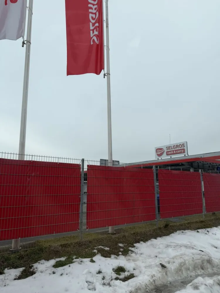 Hala , zona Selgros , Bistrita ! - Agentia DirektImobiliare ofera spre închiriere hală de 200 m², ideală pentru depozitare, dar potrivită și pentru diverse tipuri de activități comerciale sau industriale, pe strada Calea Moldovei , zona Selgros , Bistrita . 

🔹 Suprafață utilă: 200 mp
🔹 Acces tir: ✔️ ușor accesibil
🔹 Locuri de parcare: ✔️ disponibile
🔹 Locație excelentă: zona Selgros, una dintre cele mai circulante și comerciale din Bistrița
🔹 Utilități: curent, apă, posibil racordare la alte utilități la cerere, curent trifazic .

Hala este spațioasă, funcțională și ușor de adaptat pentru nevoile afacerii tale.
Exist posibilitatae de marire a suprefetei in functie de necesitatea clientului . 

💼 Ideal pentru:
✔ depozitare marfă
✔ atelier
✔ logistică
✔ magazin en-gros / en-detail
✔ alte activități comerciale sau servicii

📞 Pentru detalii și vizionări: 0751460249 
💰 Preț inchiriere 5 euro / mp.