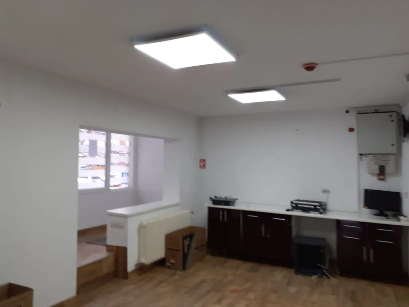 Spatiu comercial , zona Spitalul Judetean - Agentia Direkt Imobiliare propune spre inchiriere spatiu comercial situat in zona Spitalului Judetean . Imobilul este pozitionat la parter , are o suprafata de 40 mp , si este compus din 1 incapere si 1 baie . Vitrina stradala , intrare din strada , acces facil . exista posibilitate de extindere a suprafetei daca se doreste .
Disponibil spre inchiriere imediat .