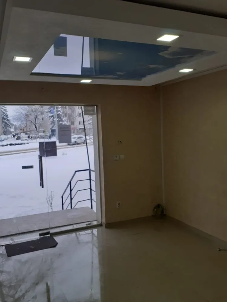 Spatiu comercial , zona Spitalul Judetean - Agentia Direkt Imobiliare propune spre inchiriere spatiu comercial situat in zona Spitalului Judetean . Imobilul este pozitionat la parter , are o suprafata de 40 mp , si este compus din 1 incapere si 1 baie . Vitrina stradala , intrare din strada , acces facil . exista posibilitate de extindere a suprafetei daca se doreste .
Disponibil spre inchiriere imediat .